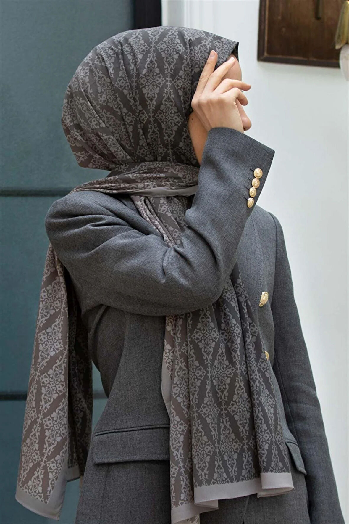 LÜKS MEDİNE İPEĞİ BAROK DESENLİ GÜMÜŞ RENKLİ KIRIŞMAZ ŞAL MOSS KREP DİKİŞ TİPİ İTALYAN DİKİŞLİ