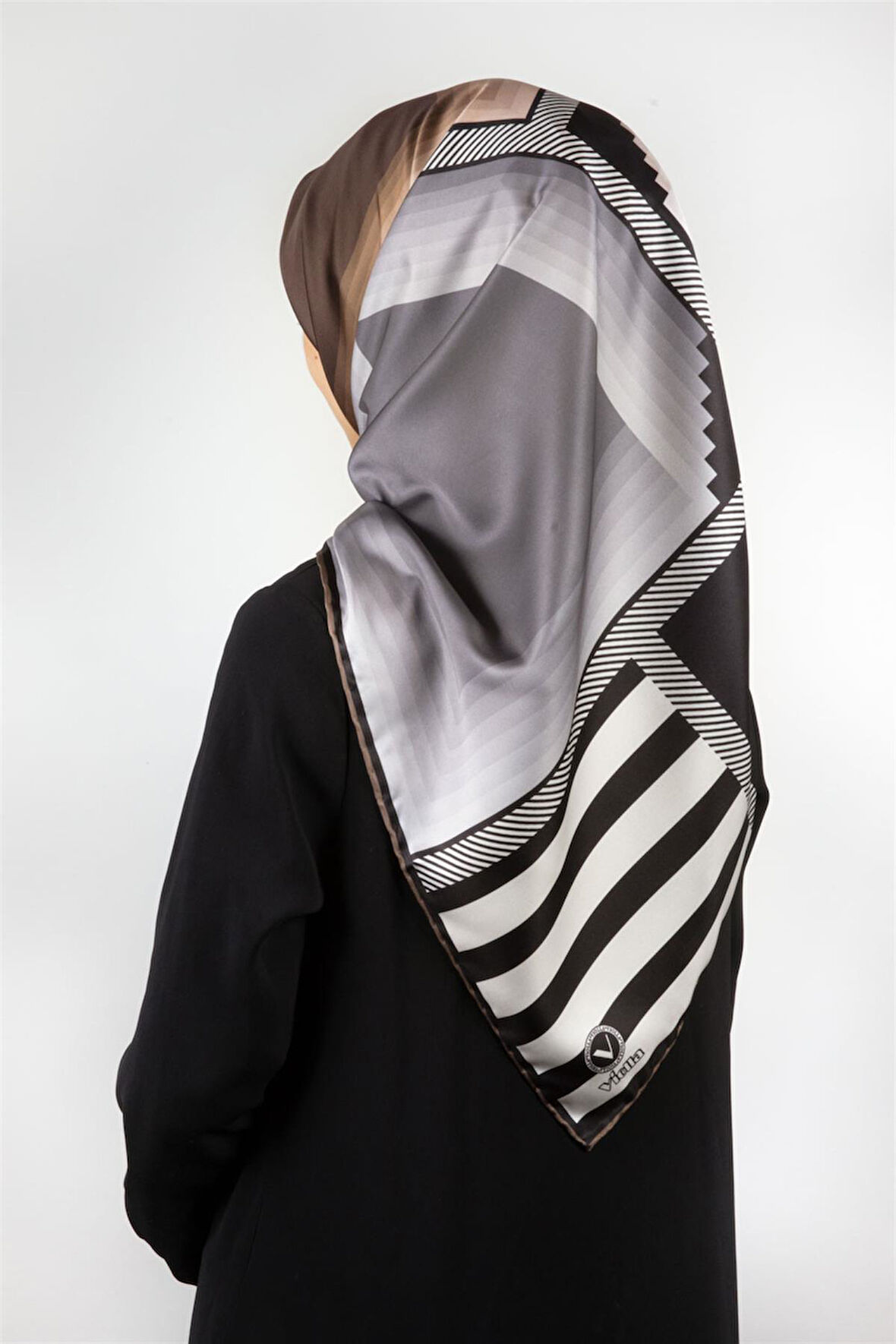 Twill Geometrik Desenli Vizon Renkli 90x90 Eşarp (İpek İçermez) Kenar Dikiş Şekli El Dikişli