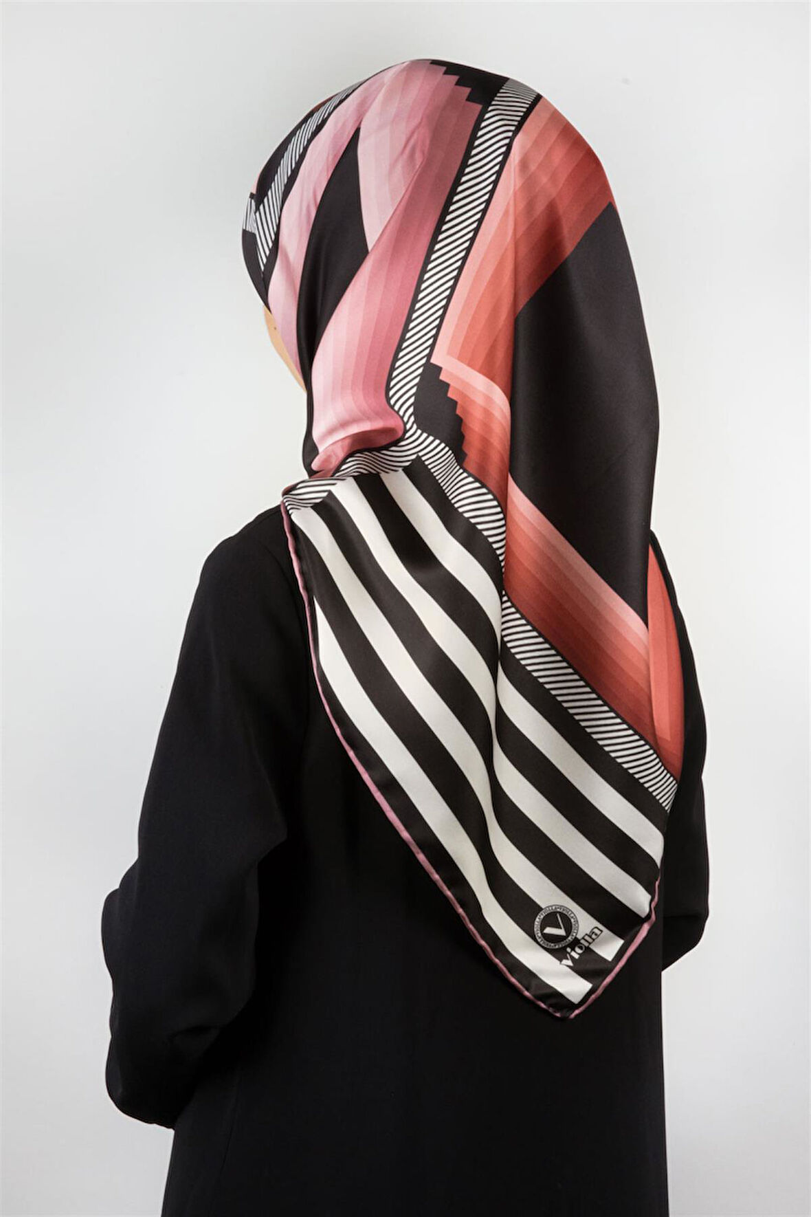 Twill Geometrik Desenli Pudra Renkli 90x90 Eşarp (İpek İçermez) Kenar Dikiş Şekli El Dikişli