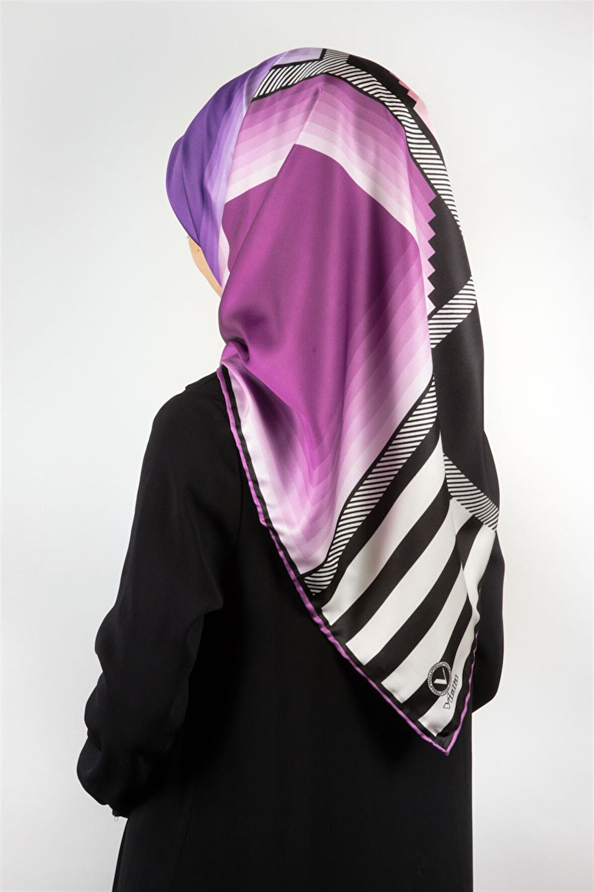 Twill Geometrik Desenli Lila Renkli 90x90 Eşarp (İpek İçermez) Kenar Dikiş Şekli El Dikişli