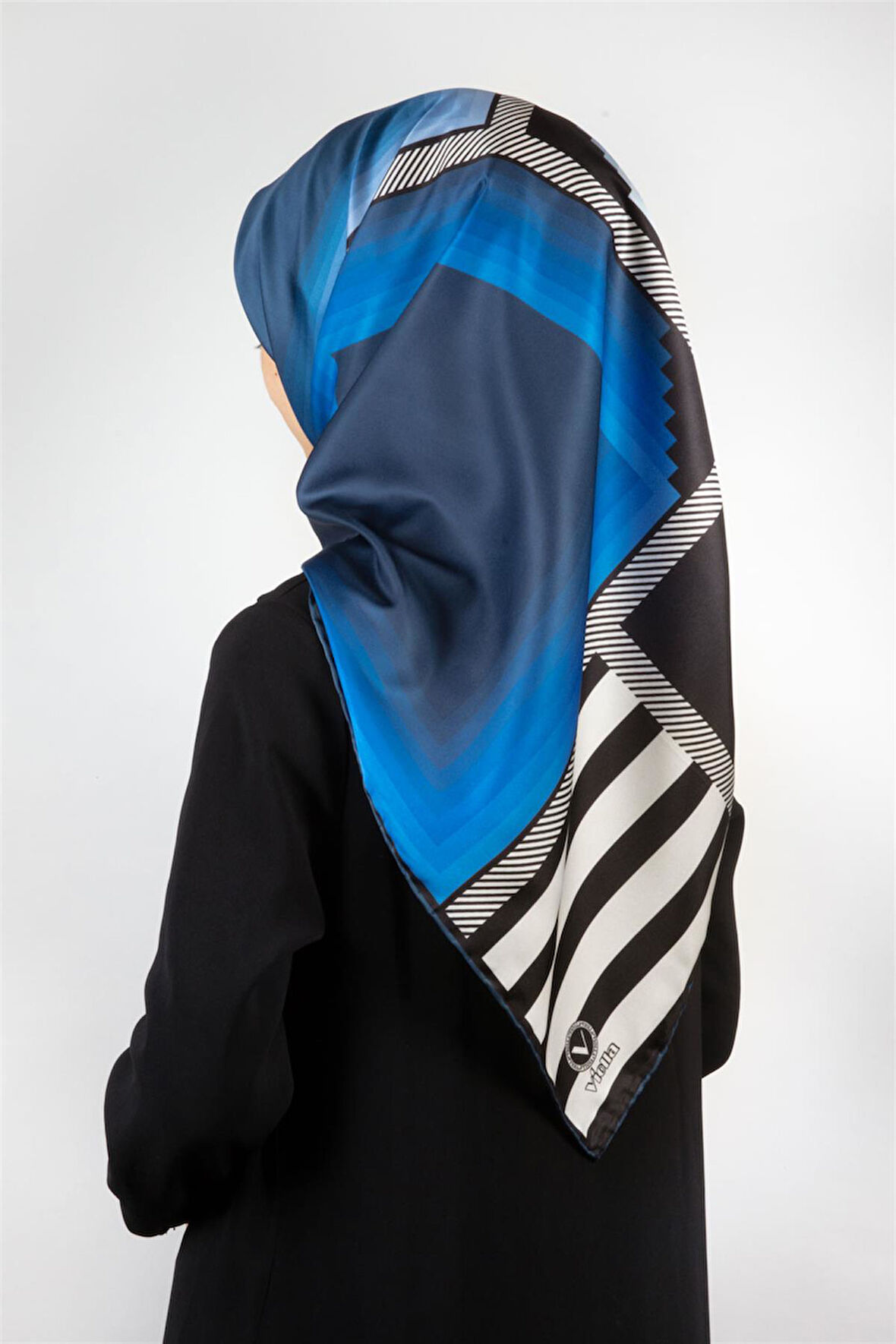 Twill Geometrik Desenli Saks Renkli 90x90 Eşarp (İpek İçermez) Kenar Dikiş Şekli El Dikişli