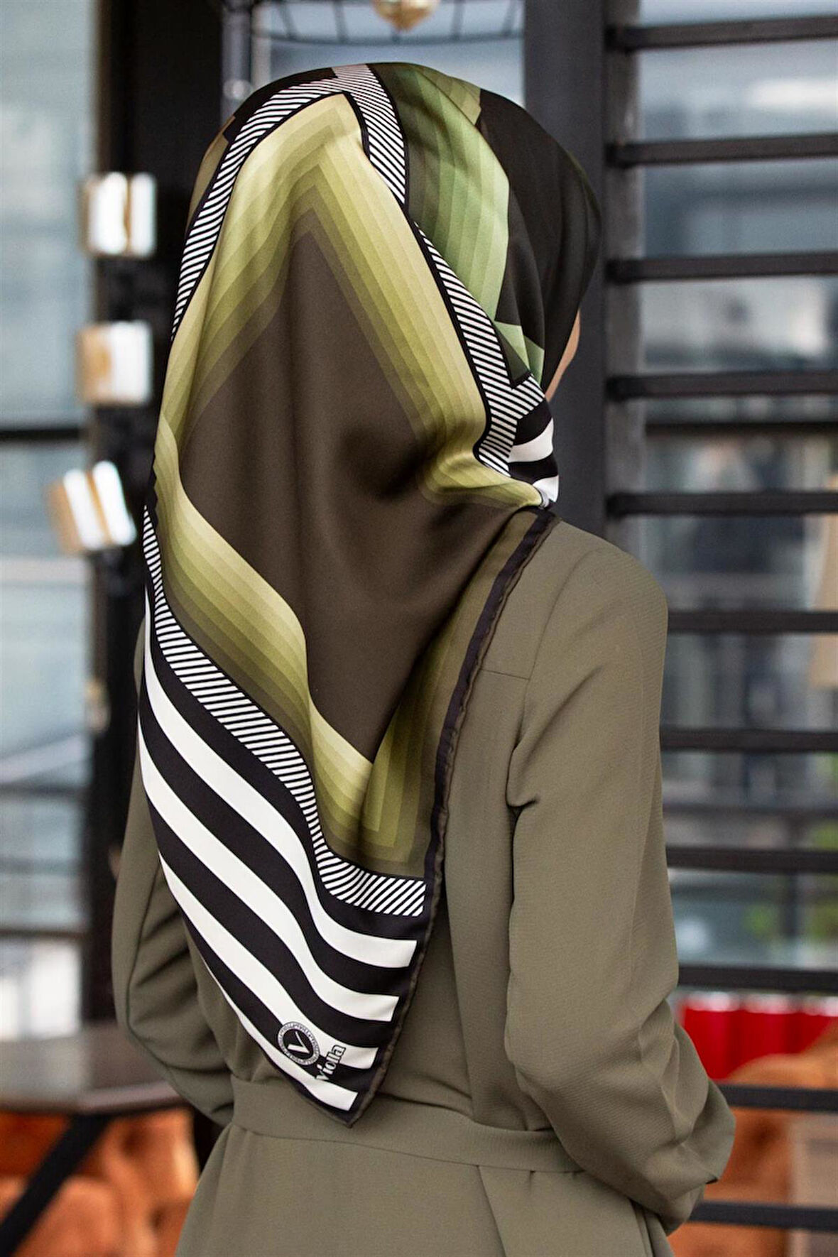 Twill Geometrik Desenli Haki Renkli 90x90 Eşarp (İpek İçermez) Kenar Dikiş Şekli El Dikişli