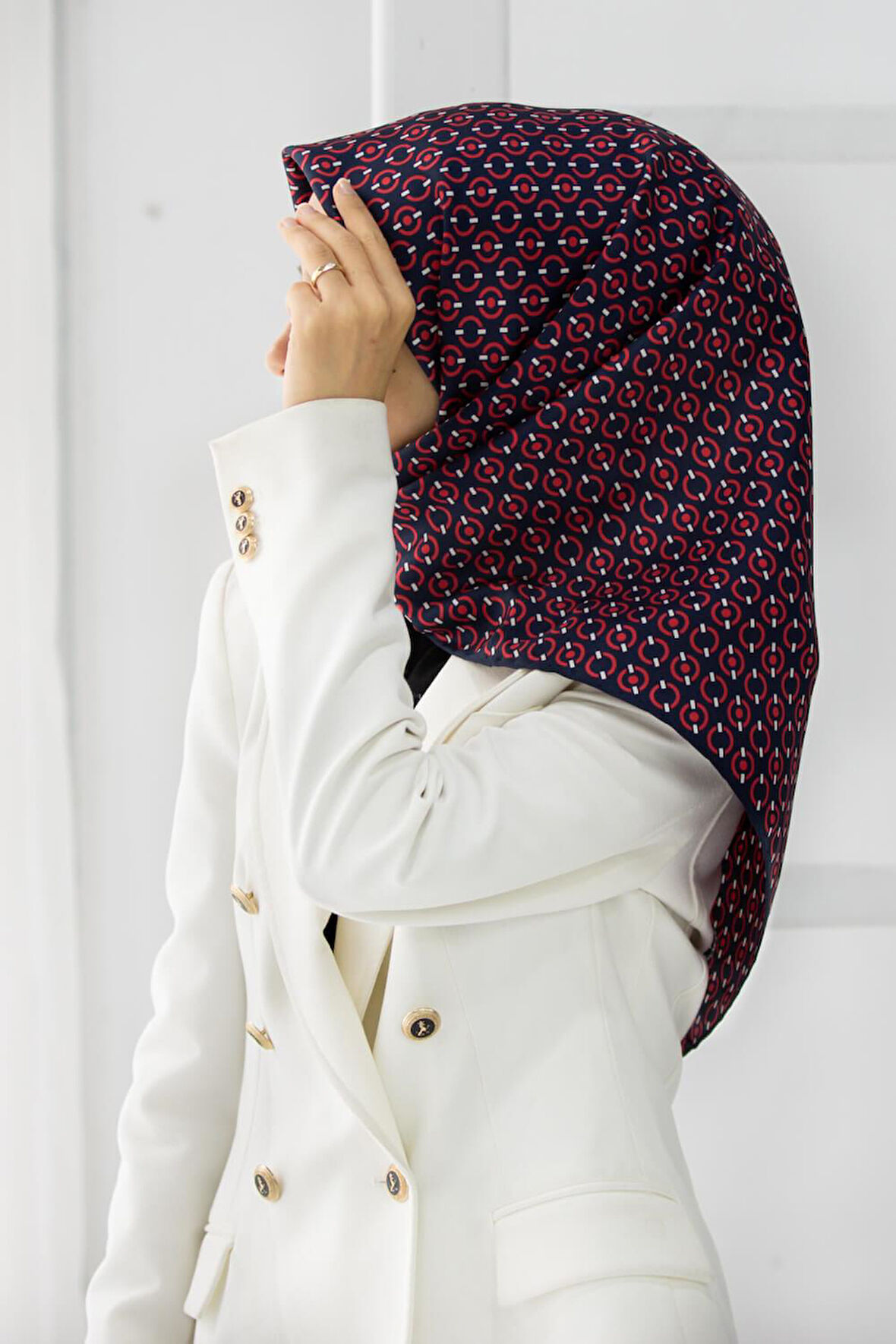 %100 Twill İpek Zincir Desenli Lacivert - Kırmızı Renkli 90x90 Eşarp Kenar Dikiş Şekli El Dikişli