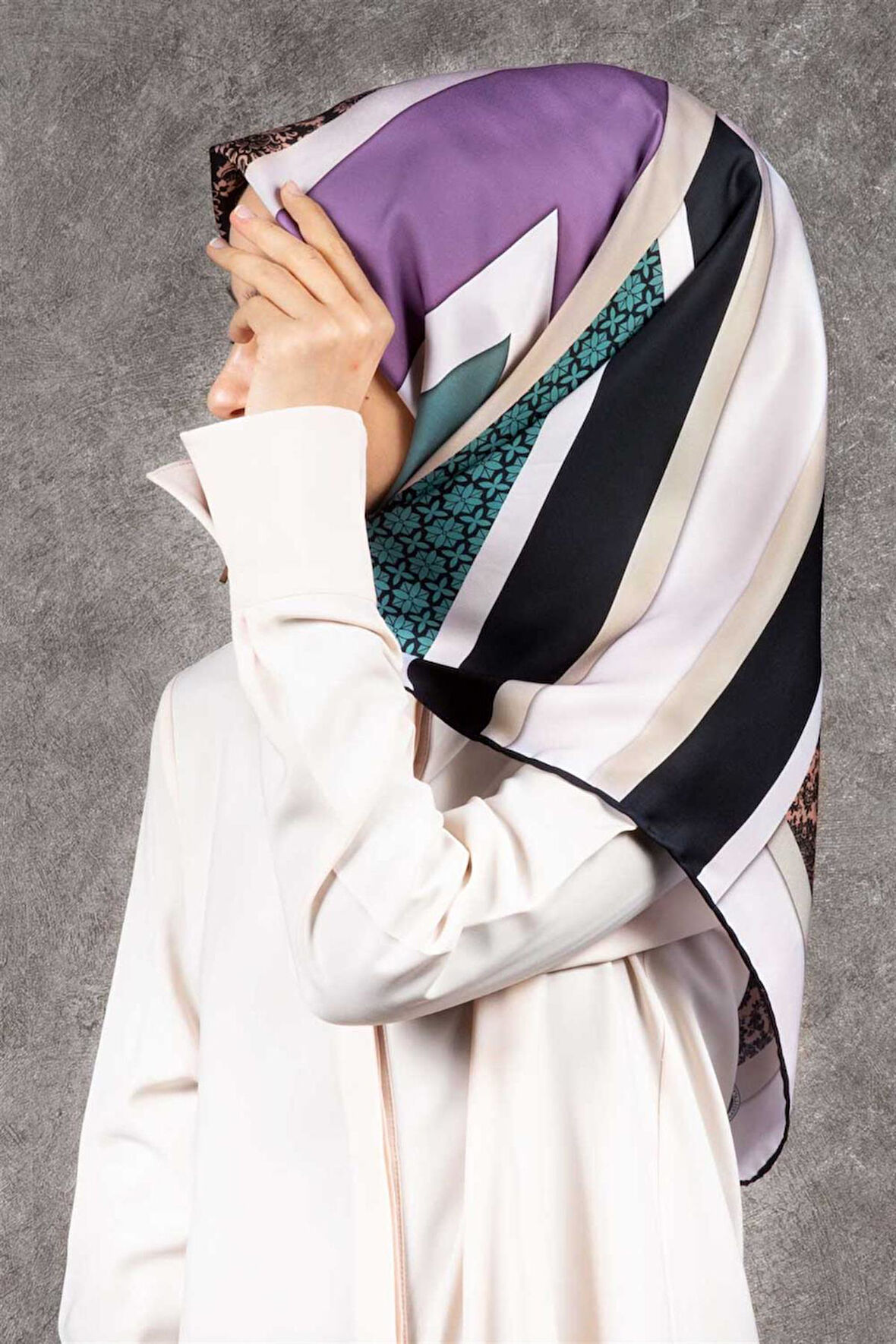 Twill Geometrik Barok Desenli Lila - Su Yeşili  Renkli 90x90 Eşarp (İpek İçermez) Kenar Dikiş Şekli El Dikişli