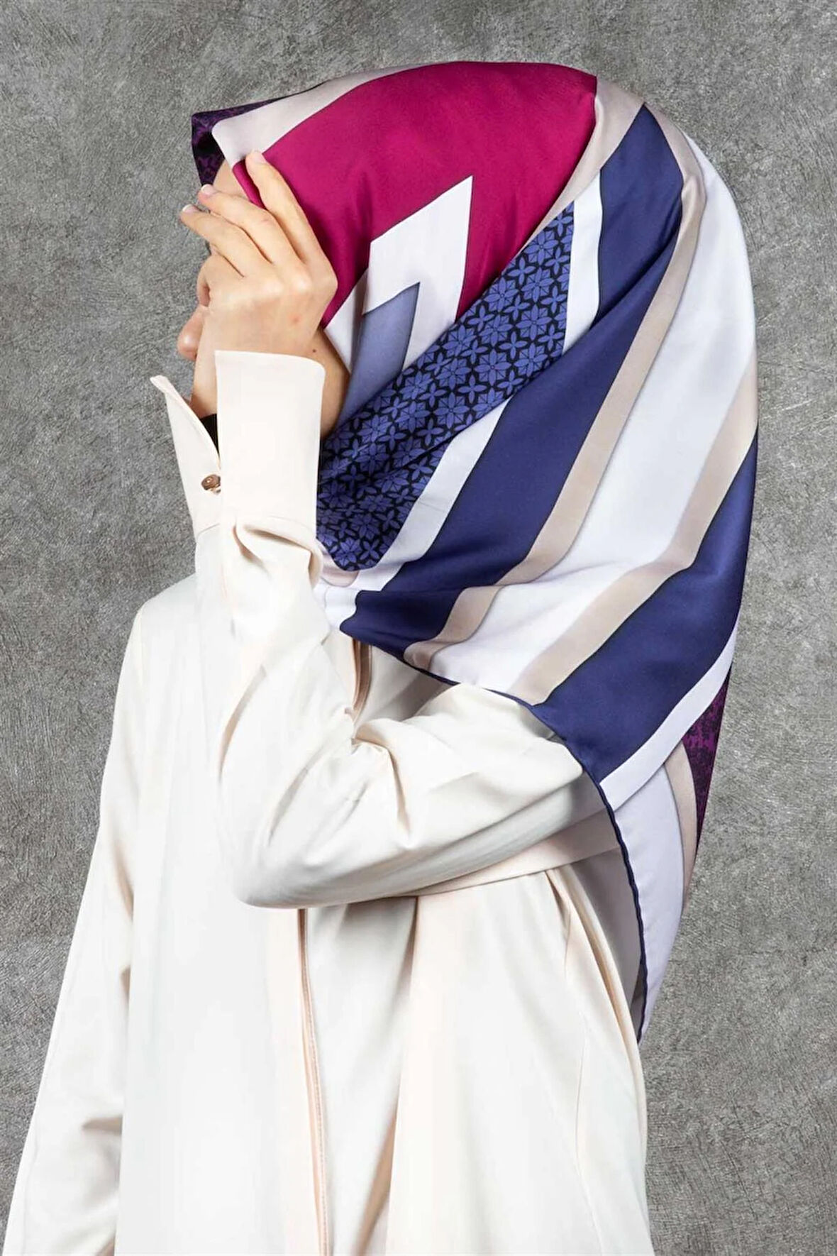 Twill Geometrik Barok Desenli Mürdüm - Lacivert Renkli 90x90 Eşarp (İpek İçermez) Kenar Dikiş Şekli El Dikişli