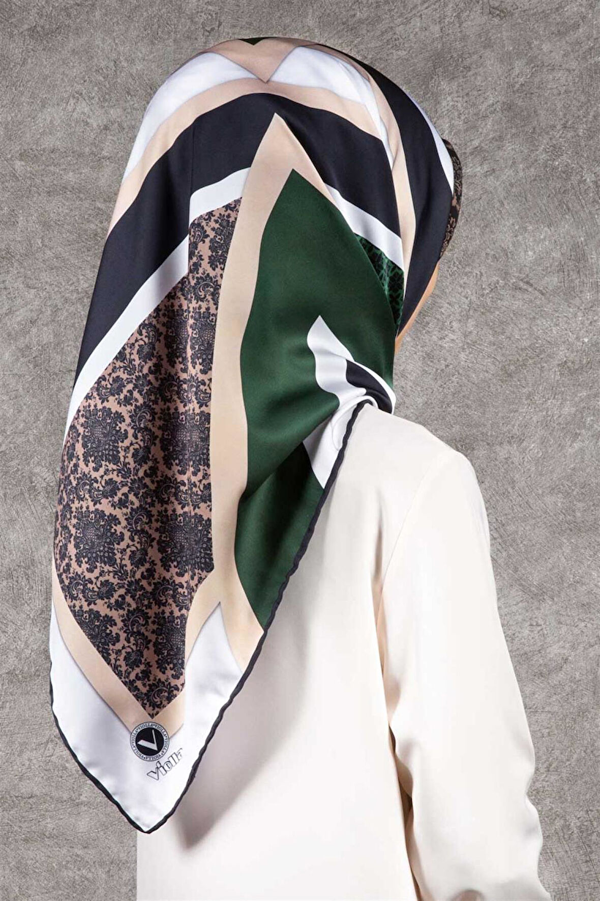 Twill Geometrik Barok Desenli Zümrüt Yeşili - Siyah Renkli 90x90 Eşarp (İpek İçermez) Kenar Dikiş Şekli El Dikişli