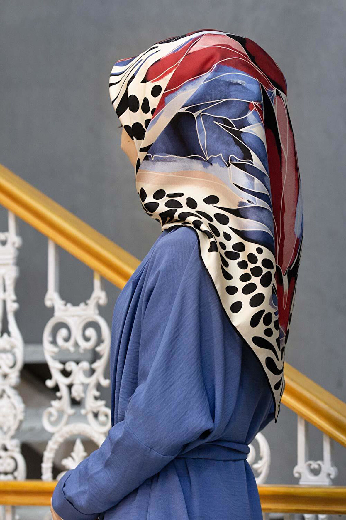 %100 Twill İpek Amazon Desenli Kırmızı- İndigo Renkli 90x90 Eşarp Kenar Dikiş Şekli El Dikişli