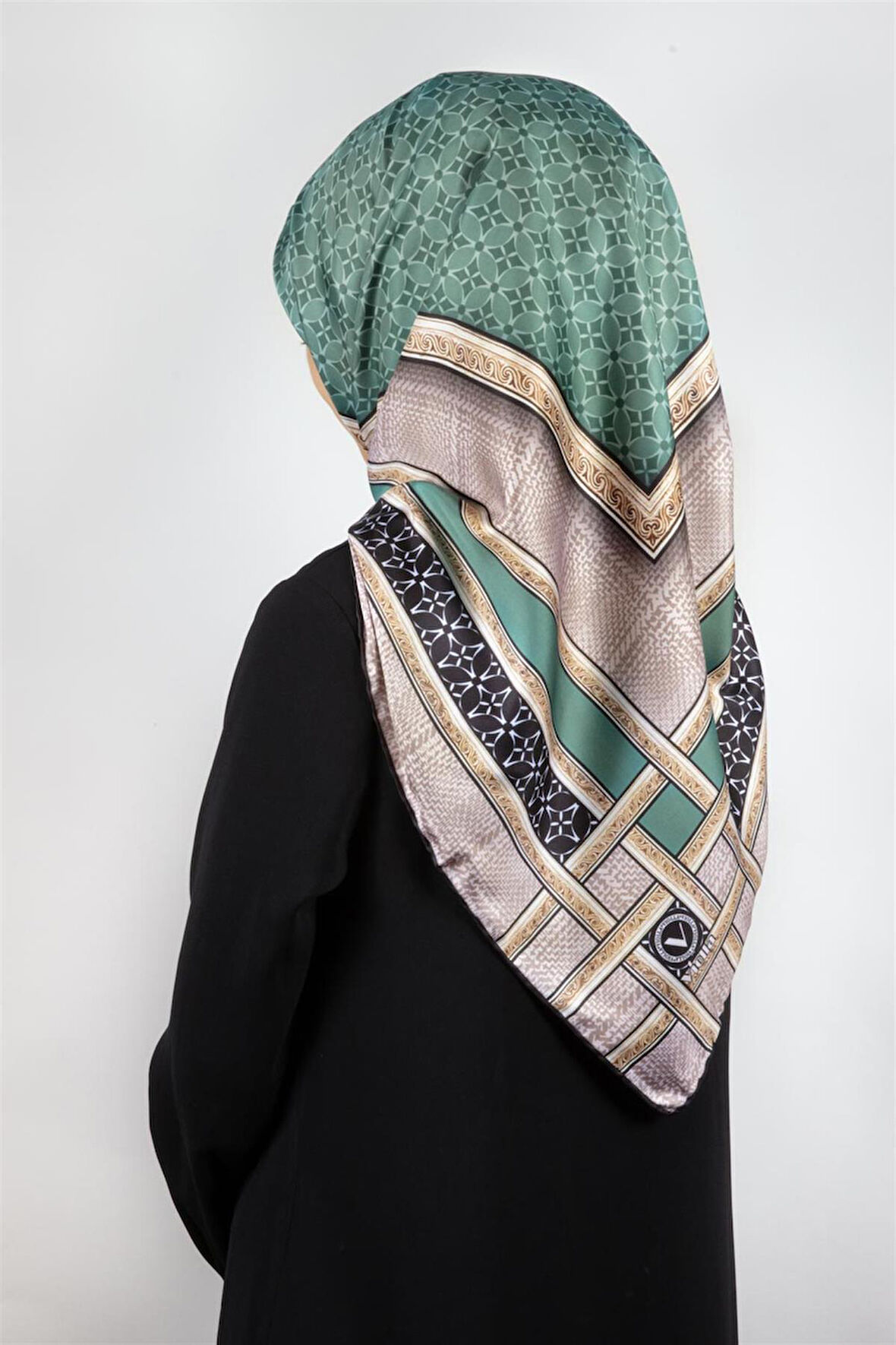 Twill Gold Bordürlü Geometrik Desenli Petrol Yeşili Renkli 90x90 Eşarp (İpek İçermez) Kenar Dikiş Şekli El Dikişli