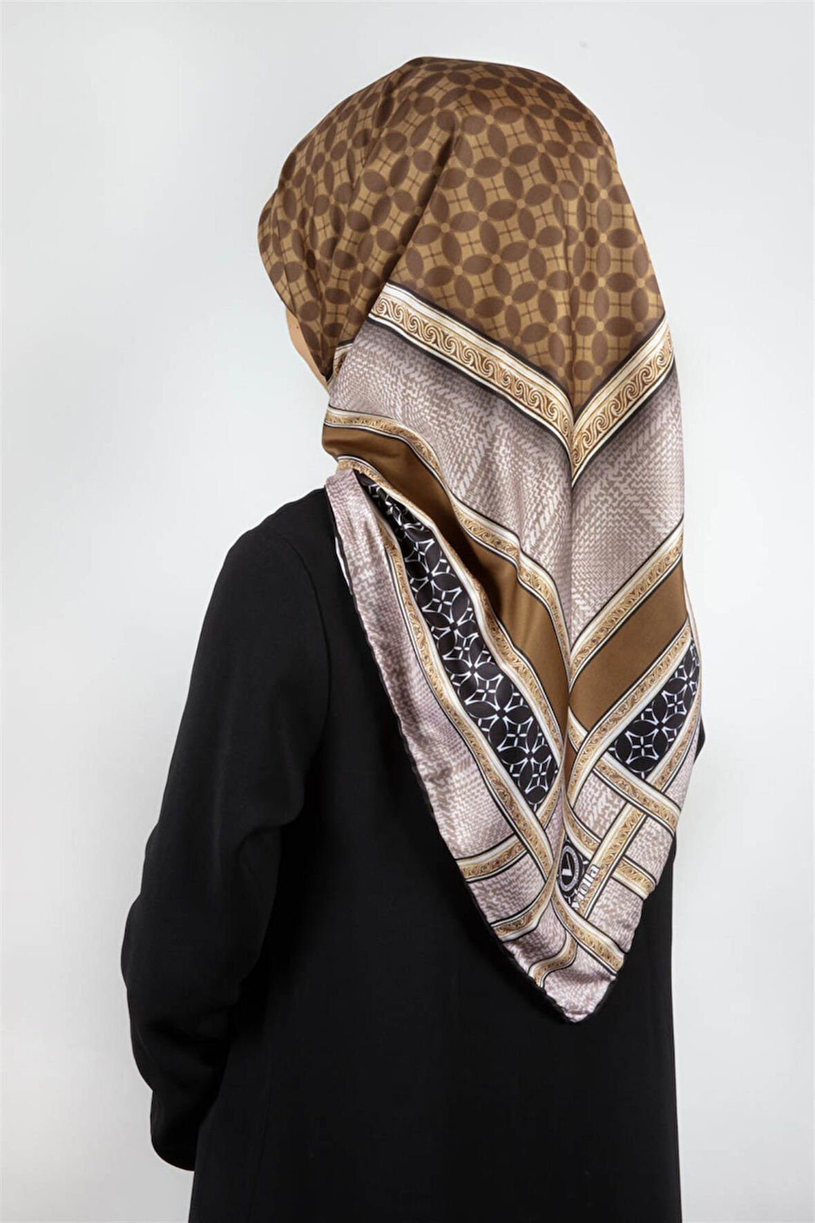 Twill Gold Bordürlü Geometrik Desenli Hardal Renkli 90x90 Eşarp (İpek İçermez) Kenar Dikiş Şekli El Dikişli