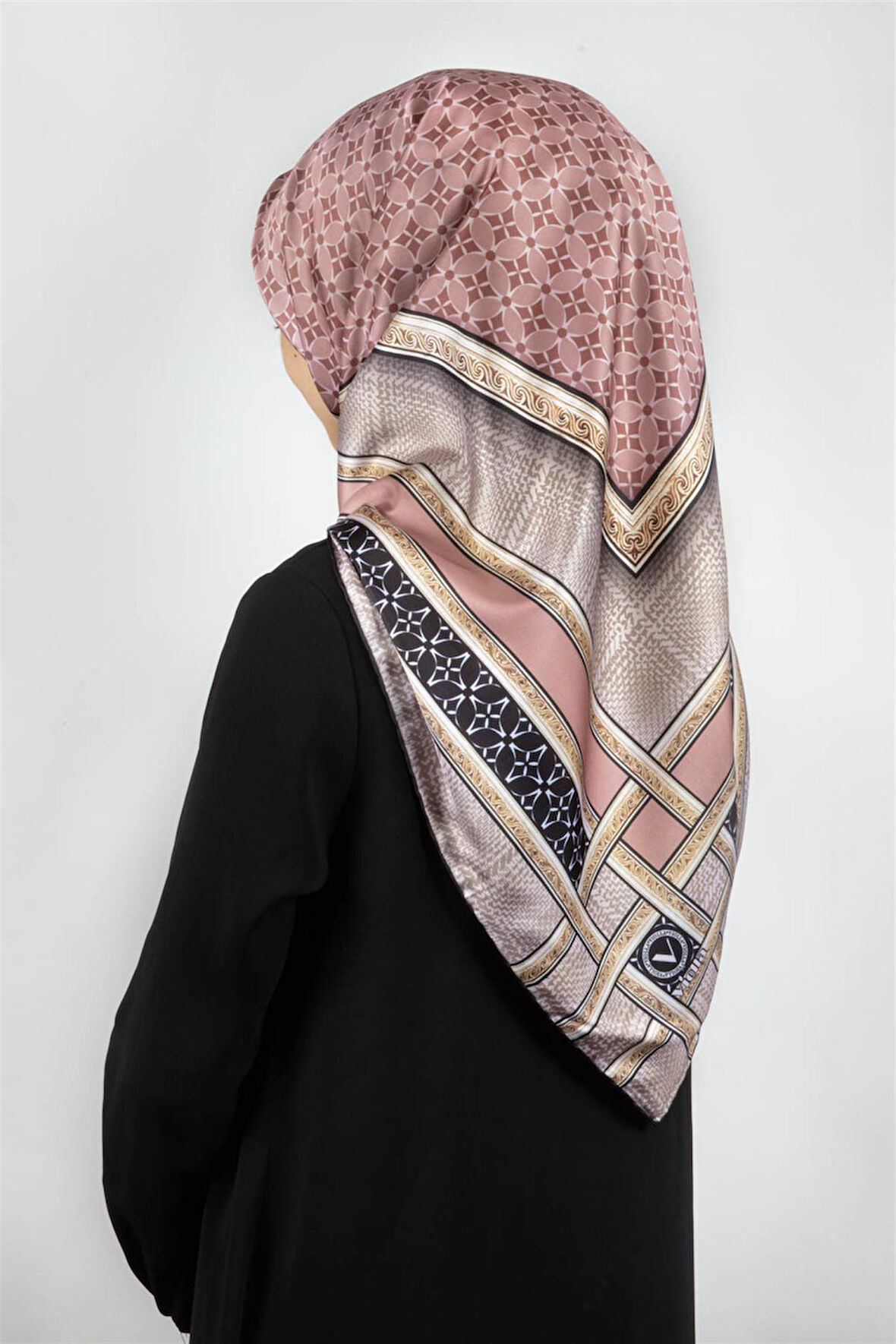 Twill Gold Bordürlü Geometrik Desenli Pudra Renkli 90x90 Eşarp (İpek İçermez) Kenar Dikiş Şekli El Dikişli