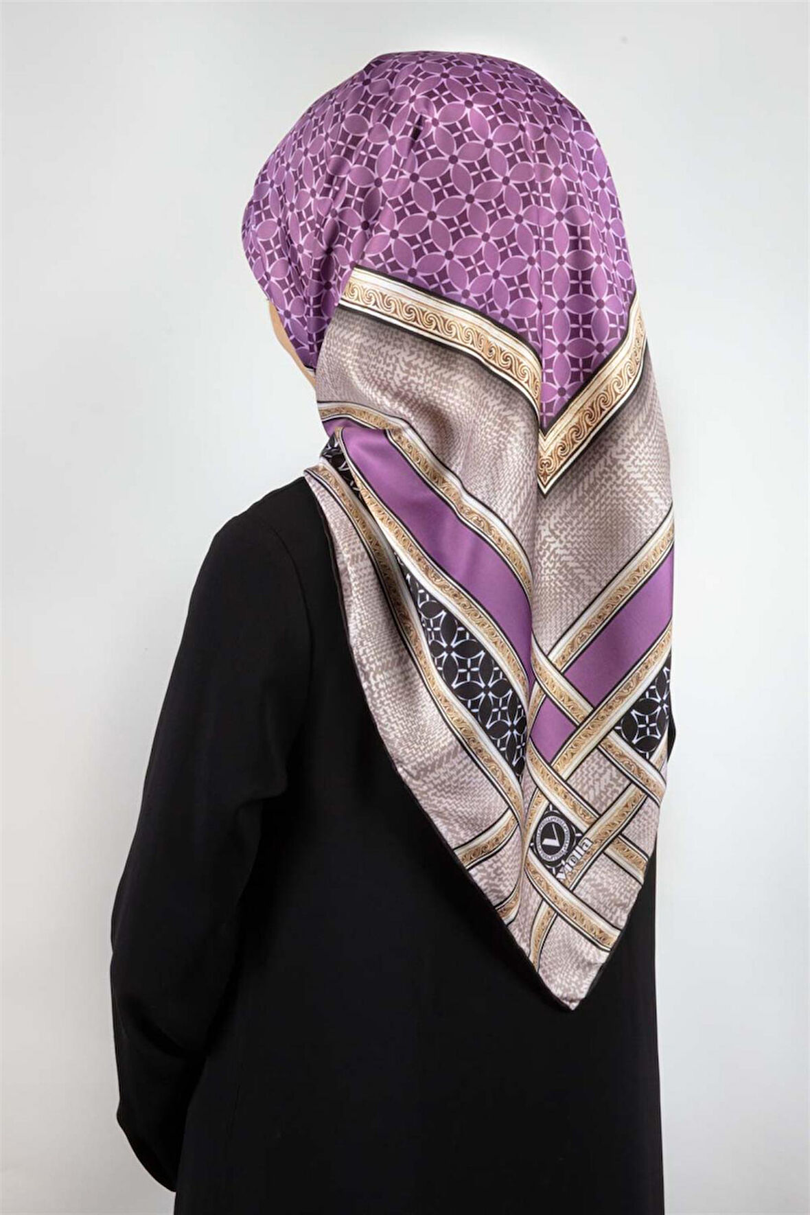 Twill Gold Bordürlü Geometrik Desenli Lila Renkli 90x90 Eşarp (İpek İçermez) Kenar Dikiş Şekli El Dikişli