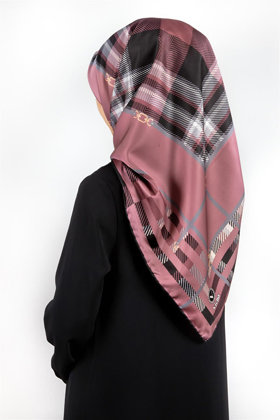 Twill Kemerli ve Ekose Desenli Pudra Renkli 90x90 Eşarp (İpek İçermez)Kenar Dikiş Şekli El Dikişli