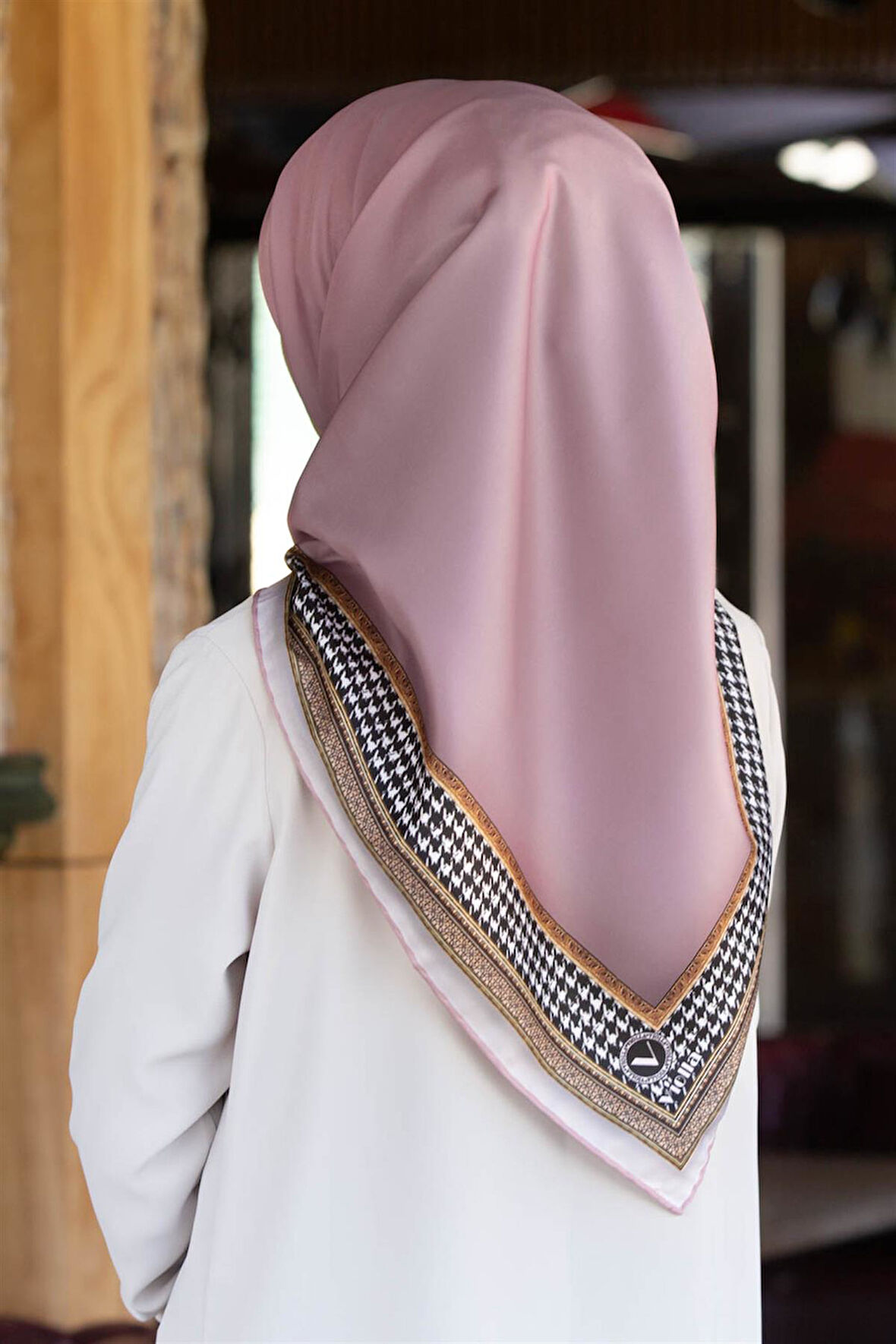 Twill Kazayak Bordür Desenli Pudra Renkli 90x90 Eşarp (İpek İçermez) Kenar Dikiş Şekli El Dikişli