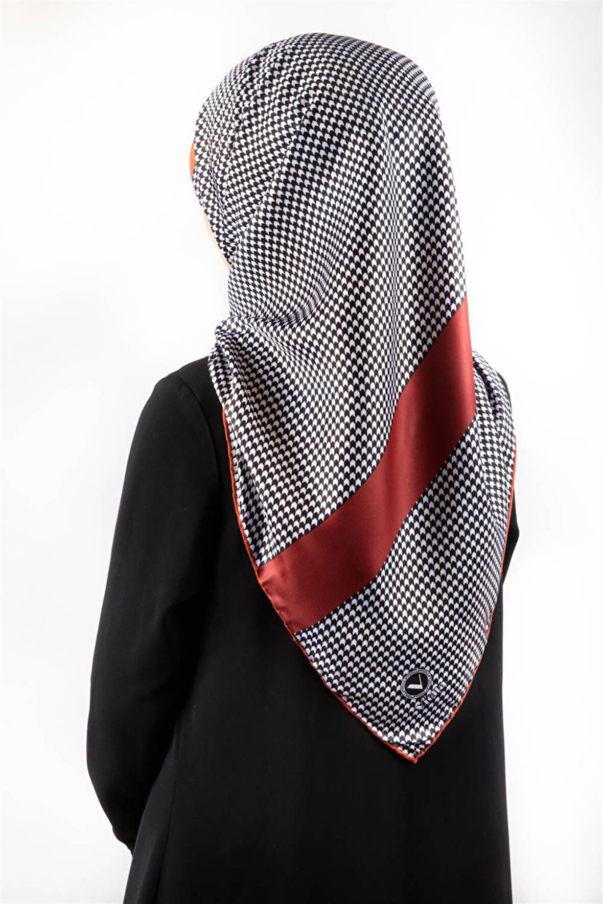 Twill Kazayaklı Şerit Desenli Taba Renkli 90x90 Eşarp (İpek İçermez) Dikim Şekli : El Dikişi