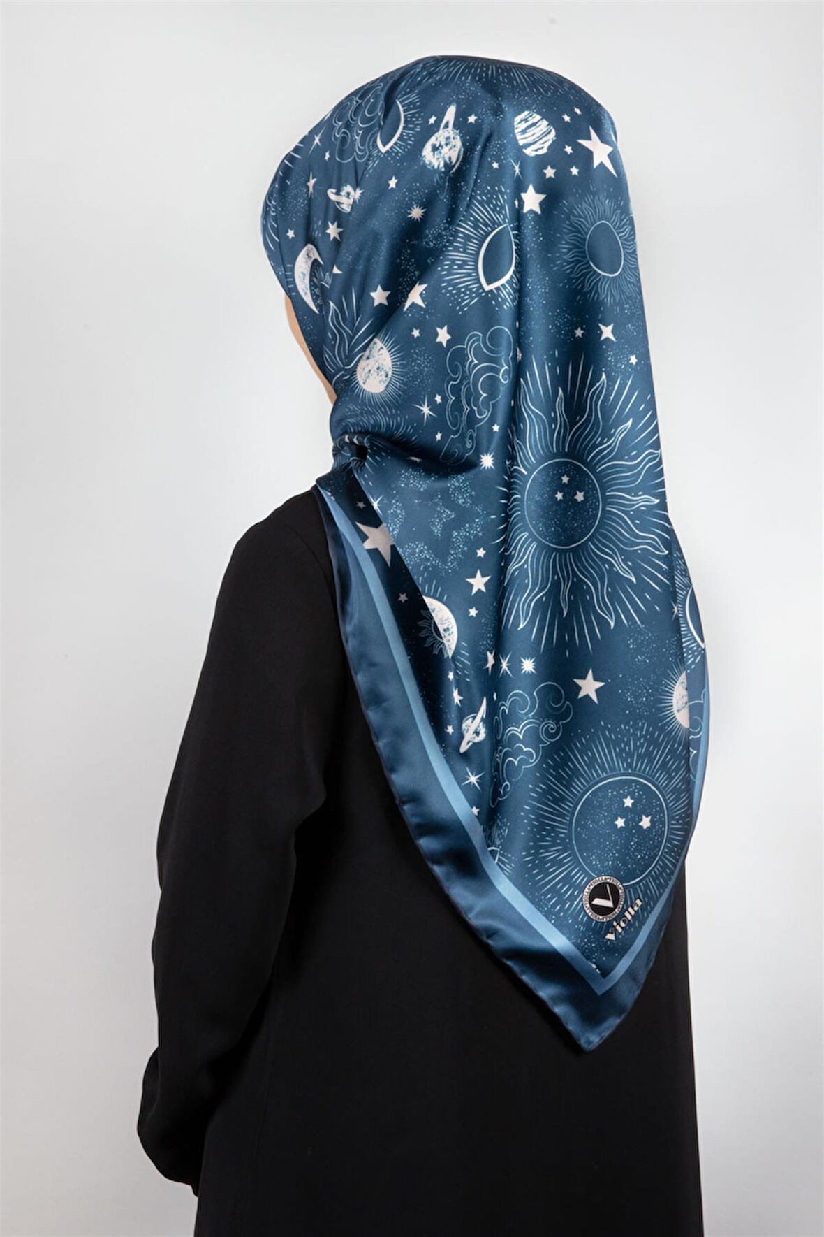 Twill Galaksi Desenli Lacivert Renkli 90x90 Eşarp (İpek İçermez) Dikim Şekli : El Dikişi