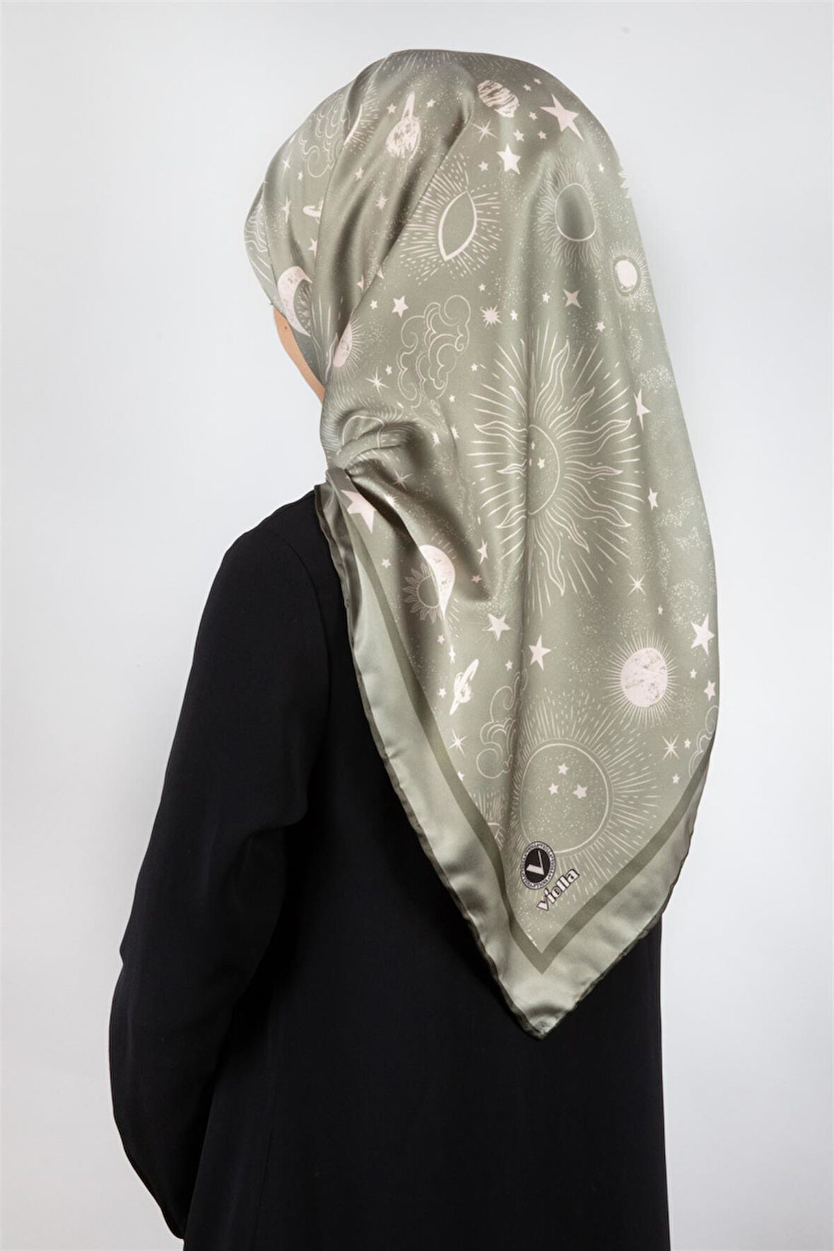 Twill Galaksi Desenli Haki Yeşili Renkli 90x90 Eşarp (İpek İçermez) Dikim Şekli : El Dikişi