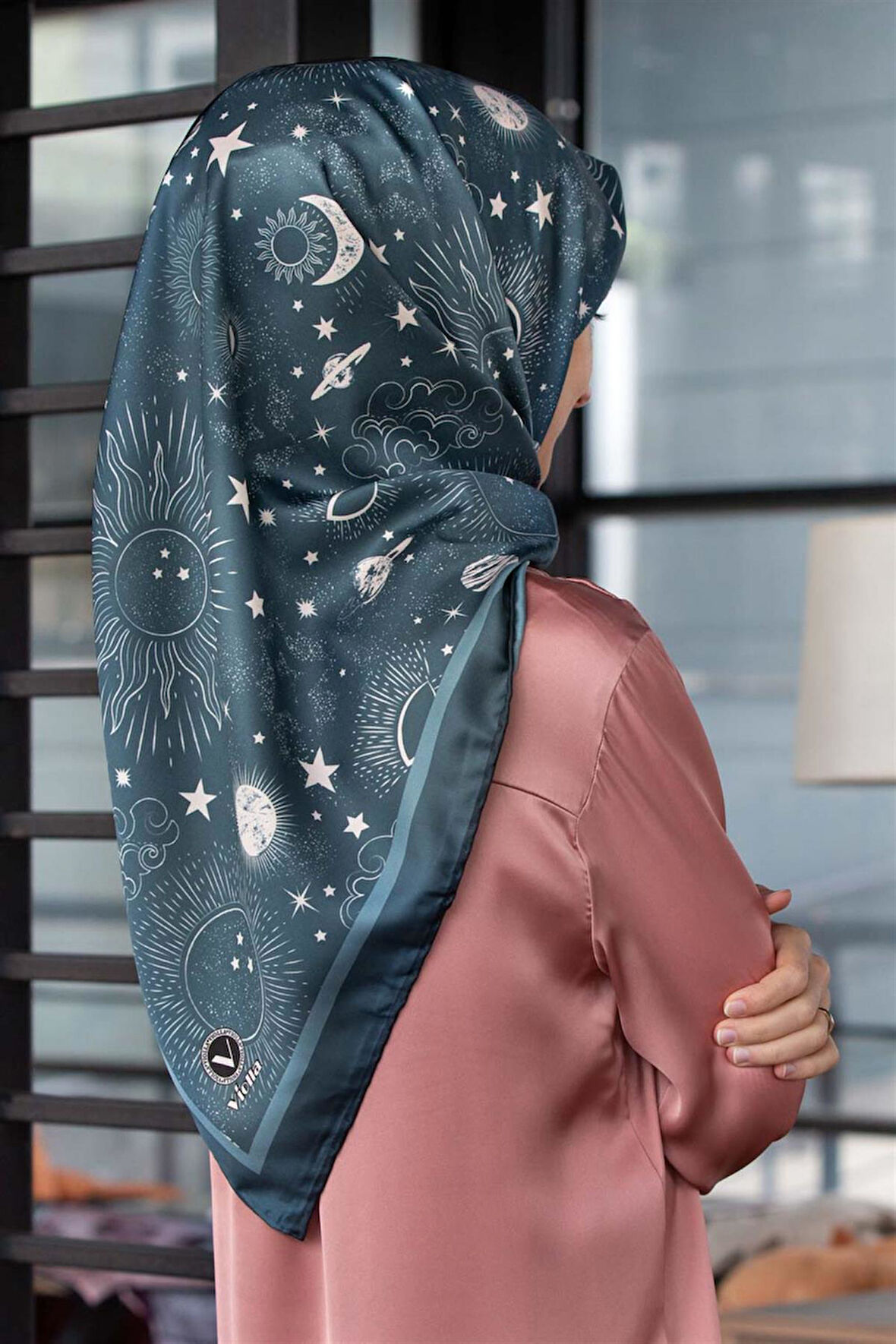 Twill Galaksi Desenli Petrol Yeşili Renkli 90x90 Eşarp (İpek İçermez) Dikim Şekli : El Dikişi