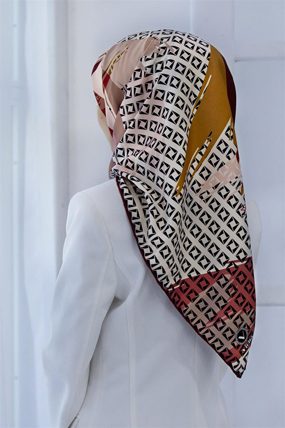 Rayon Geometrik Fırça Desenli Bordo Renkli 90x90 Dikim Şekli : El Dikişi Eşarp (İpek İçermez) Kenar Dikiş Şekli El Dikişli