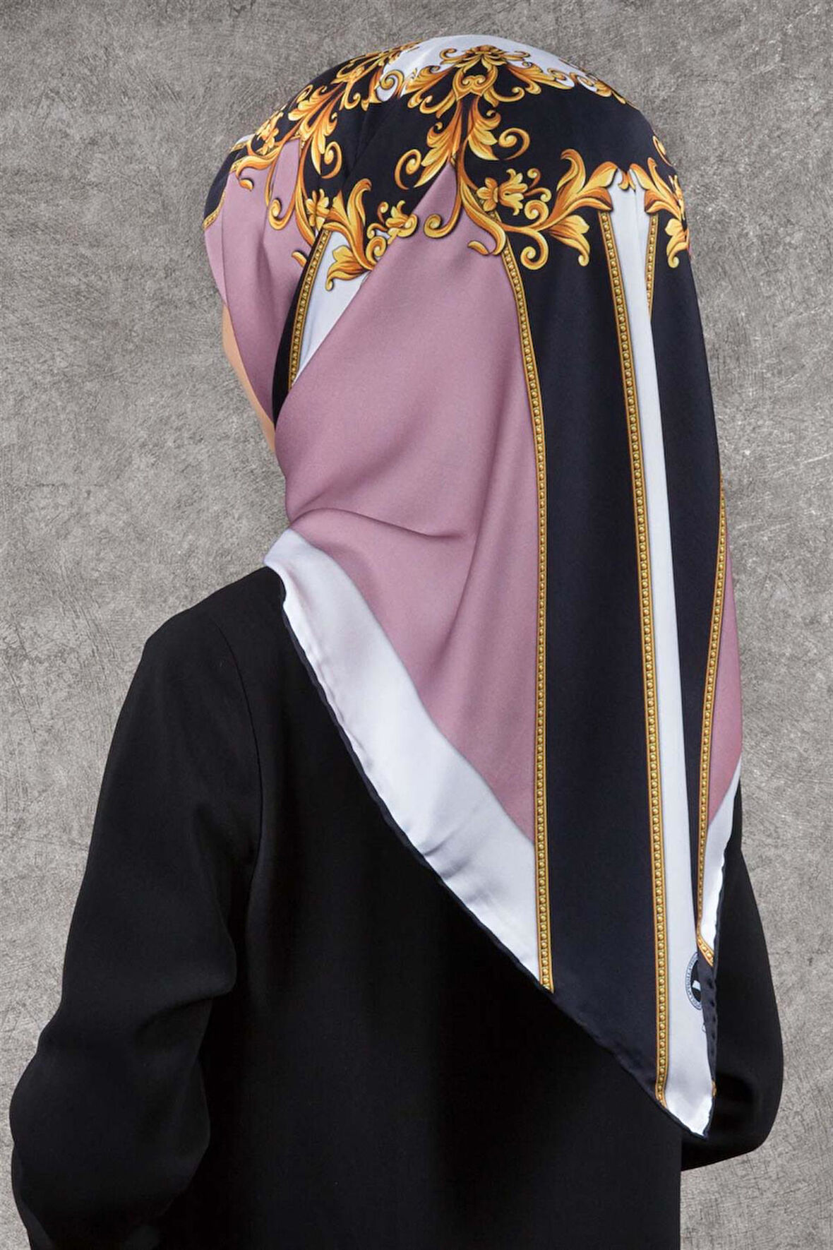 Twill Barok Desenli Pudra - Siyah Renkli 90x90 Dikim Şekli : El Dikişi Eşarp (İpek İçermez)