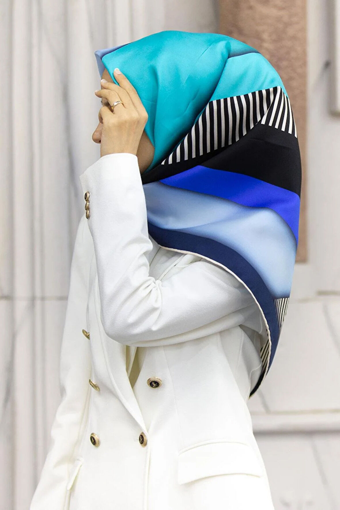 %100 Twill Renk Bloklu Çizgili Desenli Bebe Mavisi - Saks Renkli 90x90 Eşarp Dikim Şekli: El Dikişii