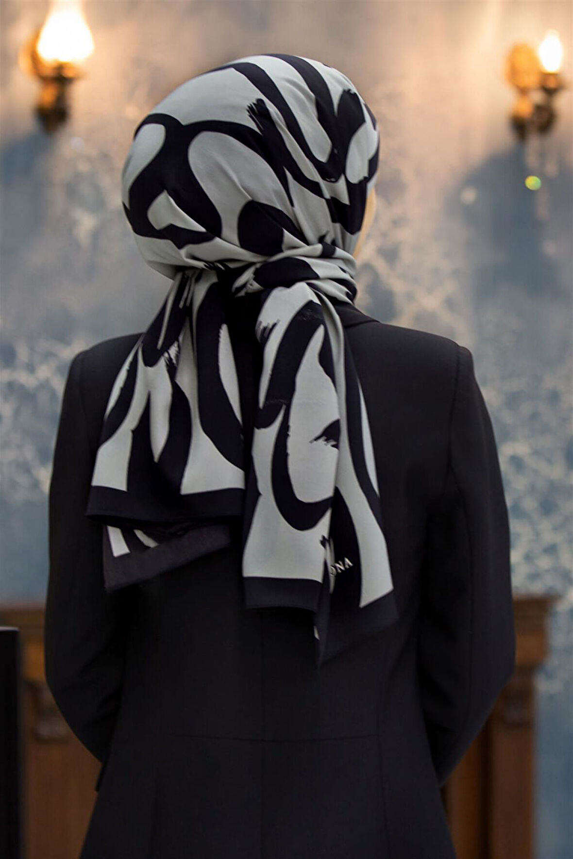 LÜKS MEDİNE İPEĞİ FIRÇA DARBESİ DESENLİ GÜMÜŞ RENKLİ 75X195 KIRIŞMAZ ŞAL MOSS KREP DİKİŞ TİPİ İTALYAN DİKİŞLİ