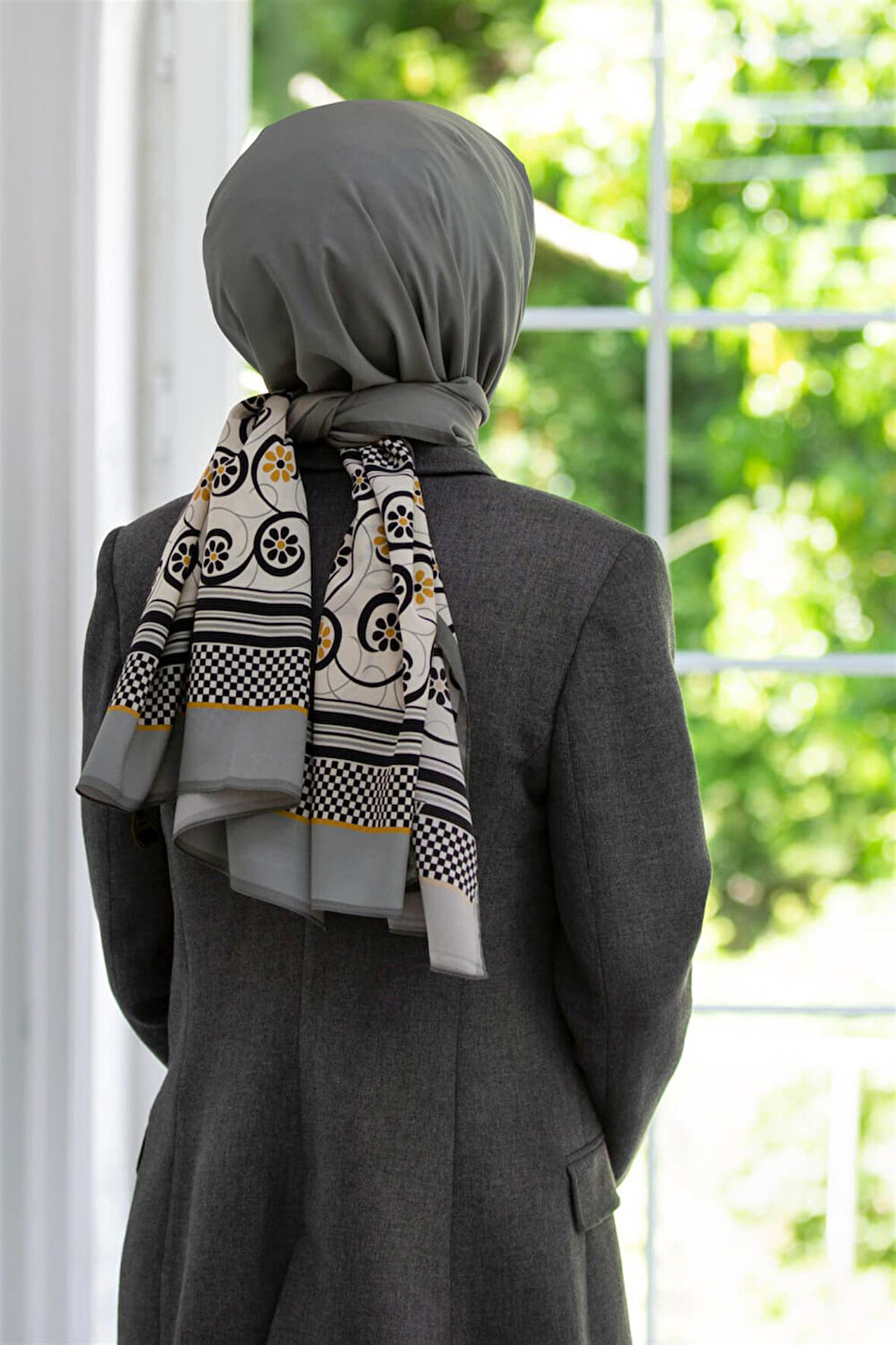 LÜKS MEDİNE İPEĞİ KENAR MOTİFİ ÇİÇEK DESENLİ GÜMÜŞ RENKLİ 75X195 KIRIŞMAZ ŞAL MOSS KREP DİKİŞ TİPİ İTALYAN DİKİŞLİ