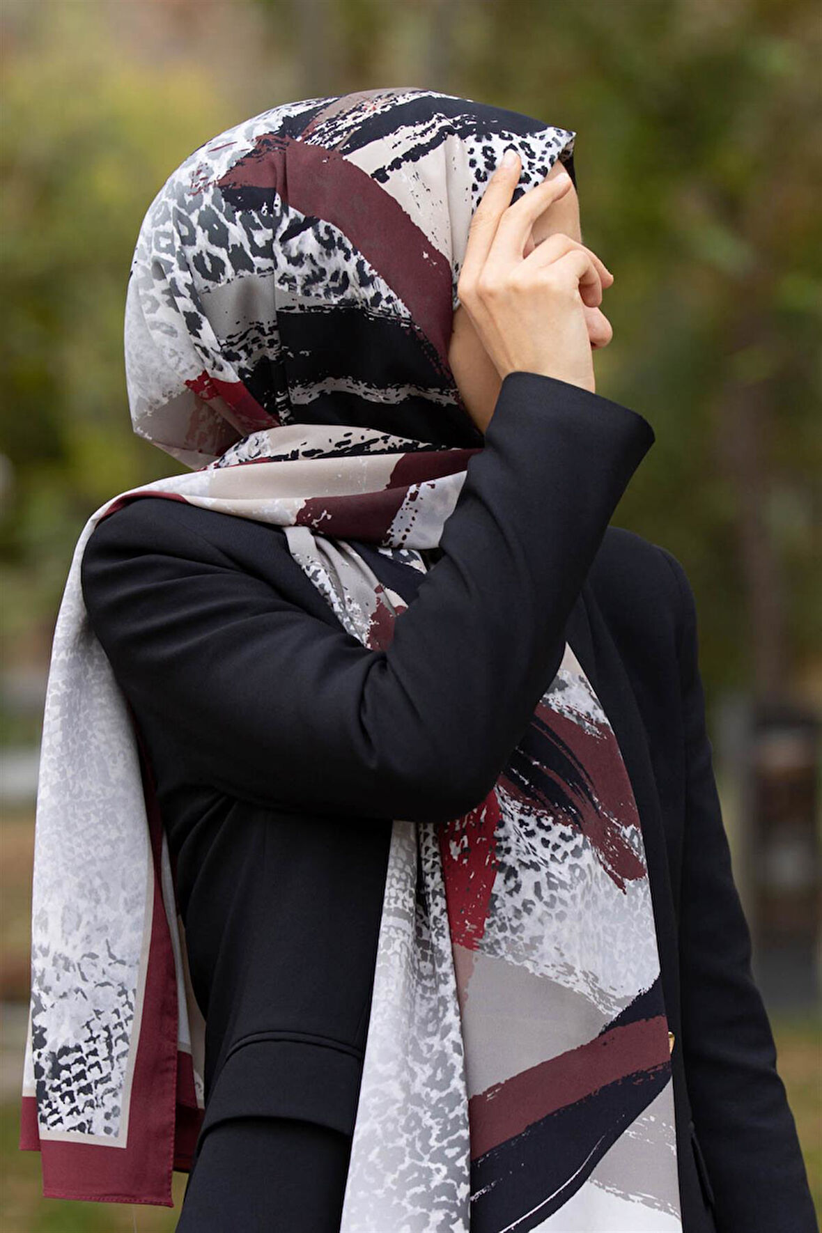 LÜKS MEDİNE İPEĞİ LEOPAR DESENLİ KREM - BORDO RENKLİ 75X195 KIRIŞMAZ ŞAL MOSS KREP DİKİŞ TİPİ İTALYAN DİKİŞLİ