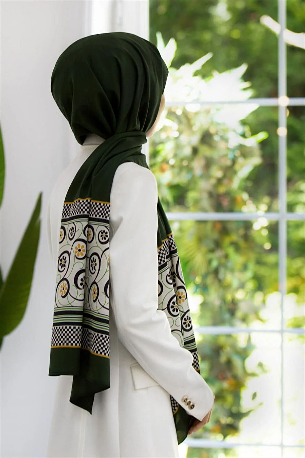 LÜKS MEDİNE İPEĞİ KENAR MOTİFİ ÇİÇEK DESENLİ ZÜMRÜT YEŞİLİ RENKLİ 75X195 KIRIŞMAZ ŞAL MOSS KREP DİKİŞ TİPİ İTALYAN DİKİŞLİ