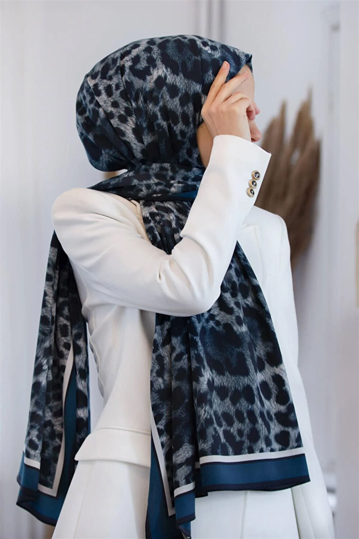 LÜKS MEDİNE İPEĞİ LEOPAR DESENLİ PETROL MAVİSİ RENKLİ 75X195 KIRIŞMAZ ŞAL MOSS KREP DİKİŞ TİPİ İTALYAN DİKİŞLİ