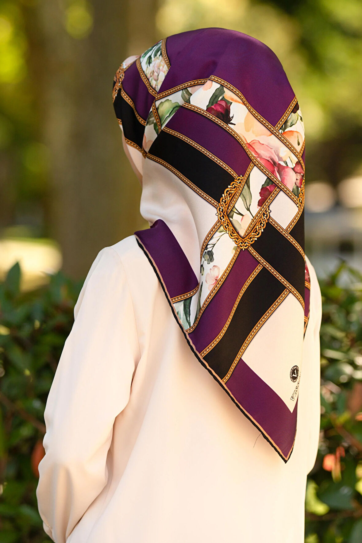 100% Twill İpek Şeritli Çiçek Desenli Krem - Mürdüm Renkli 90x90 Dikim Şekli : El Dikişi Eşarp