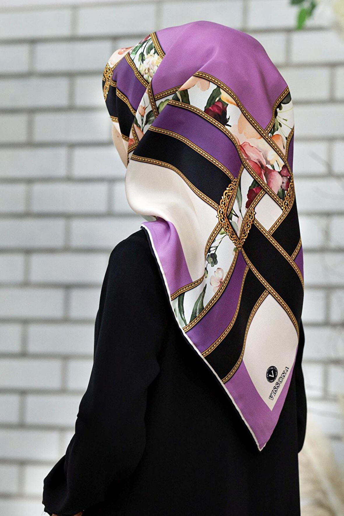 100% Twill İpek Şeritli Çiçek Desenli Lila - Krem Renkli 90x90 Dikim Şekli : El Dikişi Eşarp