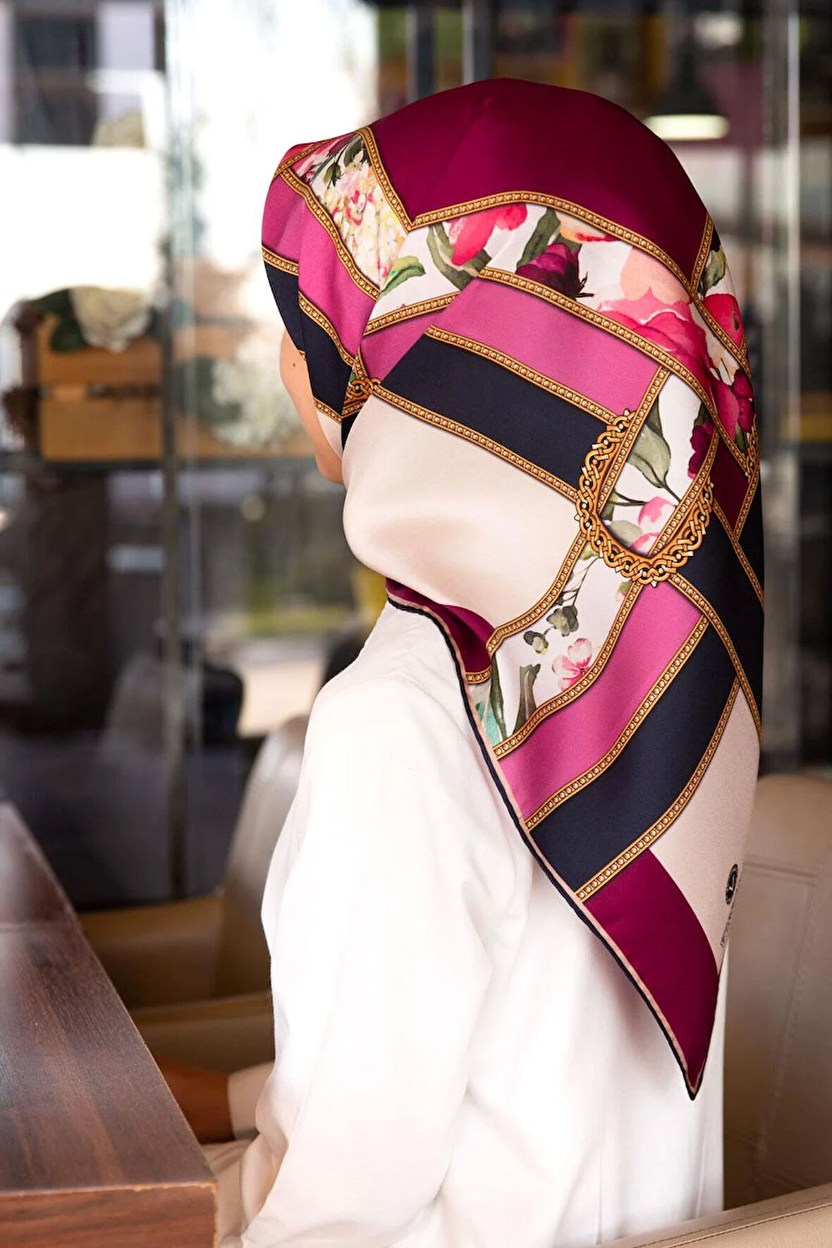 100% Twill İpek Şeritli Çiçek Desenli Fuşya - Lacivert Renkli 90x90 Dikim Şekli : El Dikişi Eşarp