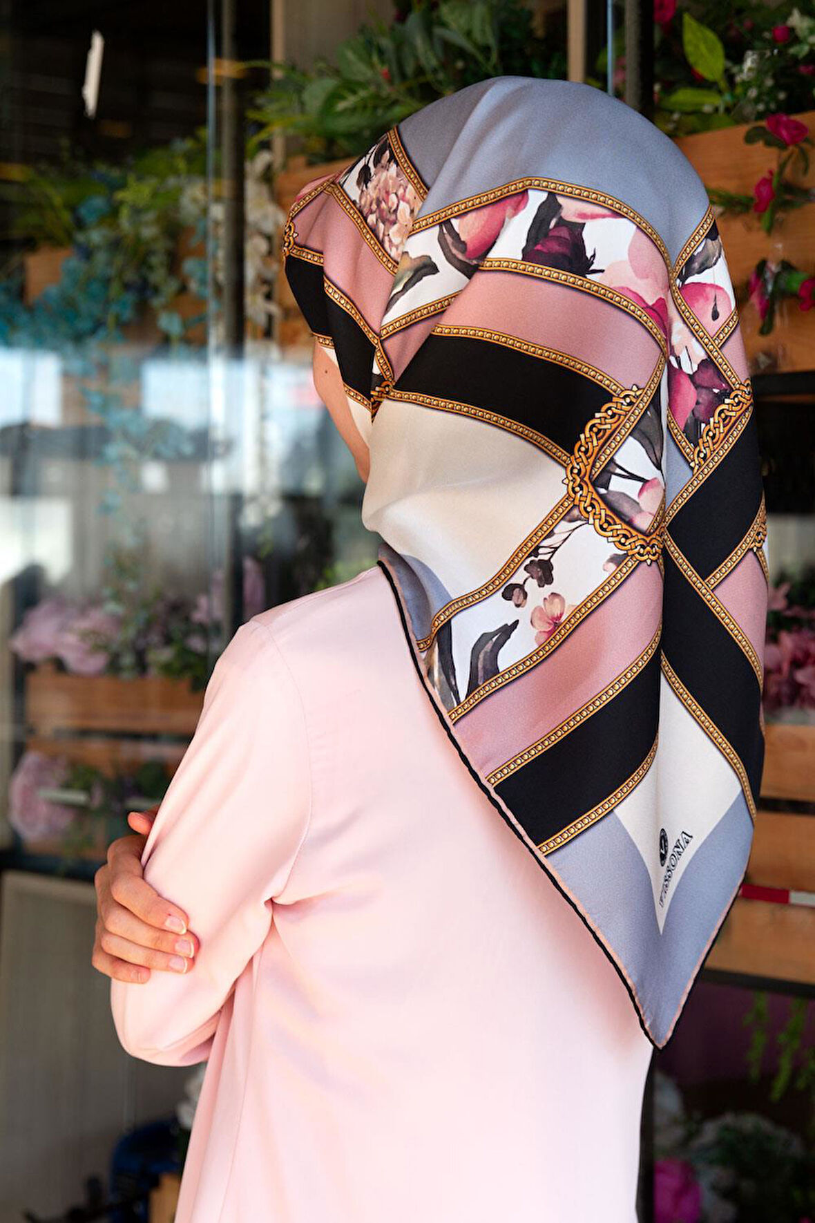 100% Twill İpek Şeritli Çiçek Desenl Gri - Pudra Renkli 90x90 Dikim Şekli : El Dikişi Eşarp