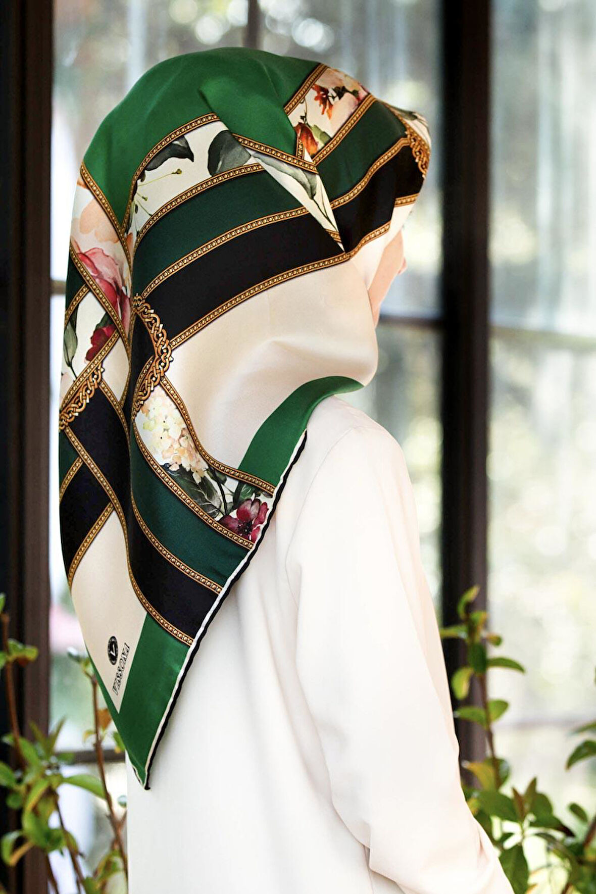 100% Twill İpek Şeritli Çiçek Desenli Zümrüt Yeşili - Krem Renkli 90x90 Dikim Şekli : El Dikişi Eşarp