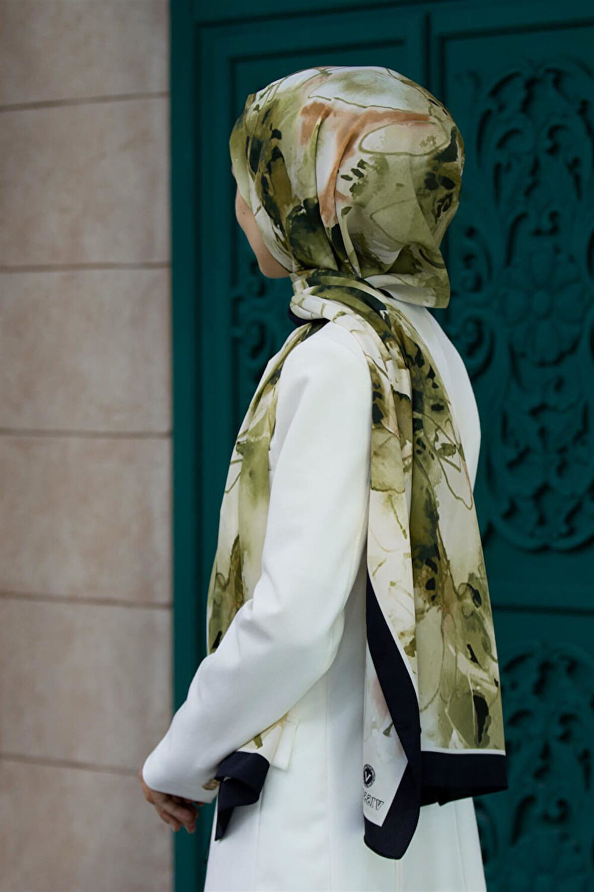 LÜKS MEDİNE İPEĞİ SULU BOYA YAPRAK DESENLİ HAKİ YEŞİLİ RENKLİ 75X195 KIRIŞMAZ ŞAL MOSS KREP DİKİŞ TİPİ İTALYAN DİKİŞLİ