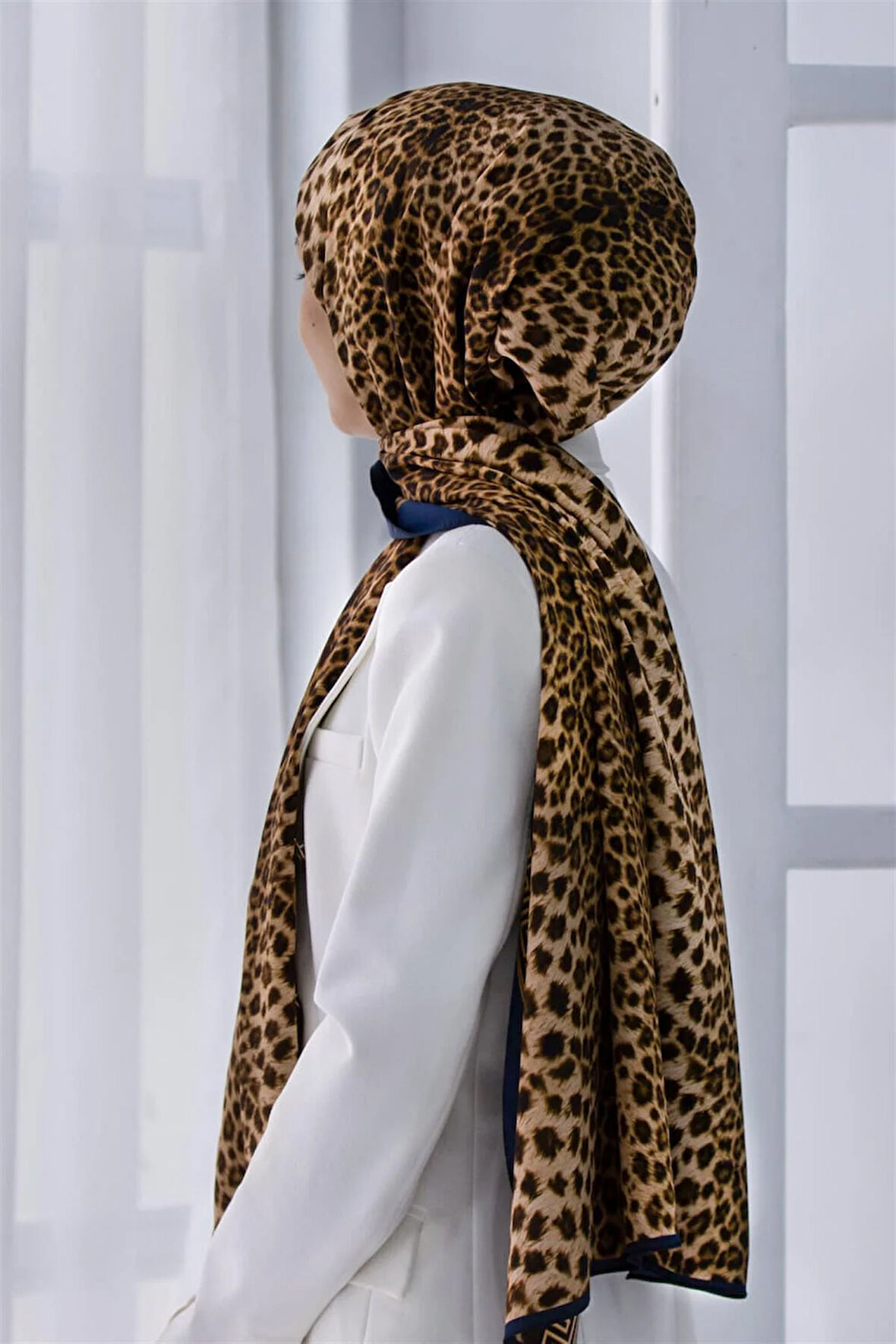 LÜKS MEDİNE BAROK BARDÜRLÜ LEOPAR DESENLİ HARDAL - LACİVERT RENKLİ 75X195 KIRIŞMAZ ŞAL MOSS KREP DİKİŞ TİPİ İTALYAN DİKİŞLİ