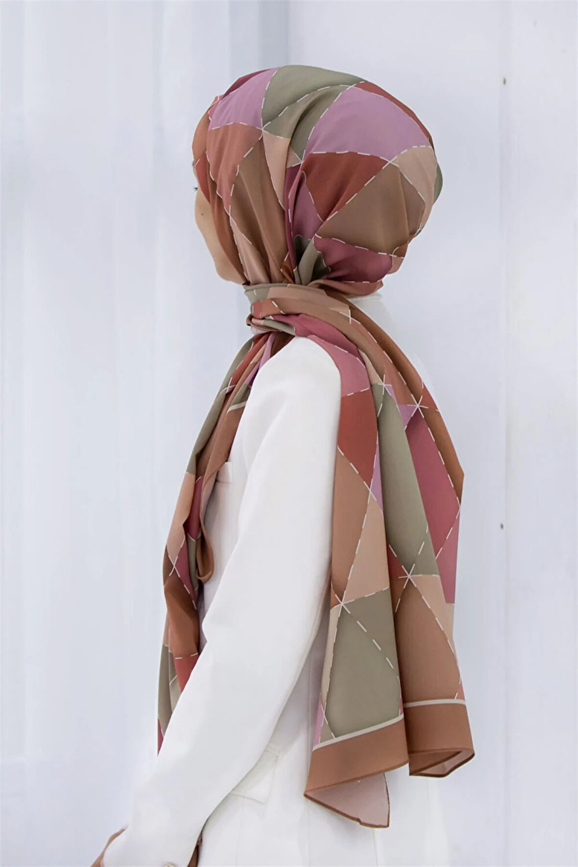 LÜKS MEDİNE ÜÇGEN YAMA DESENLİ PUDRA RENKLİ 75X195 KIRIŞMAZ ŞAL MOSS KREP DİKİŞ TİPİ İTALYAN DİKİŞLİ