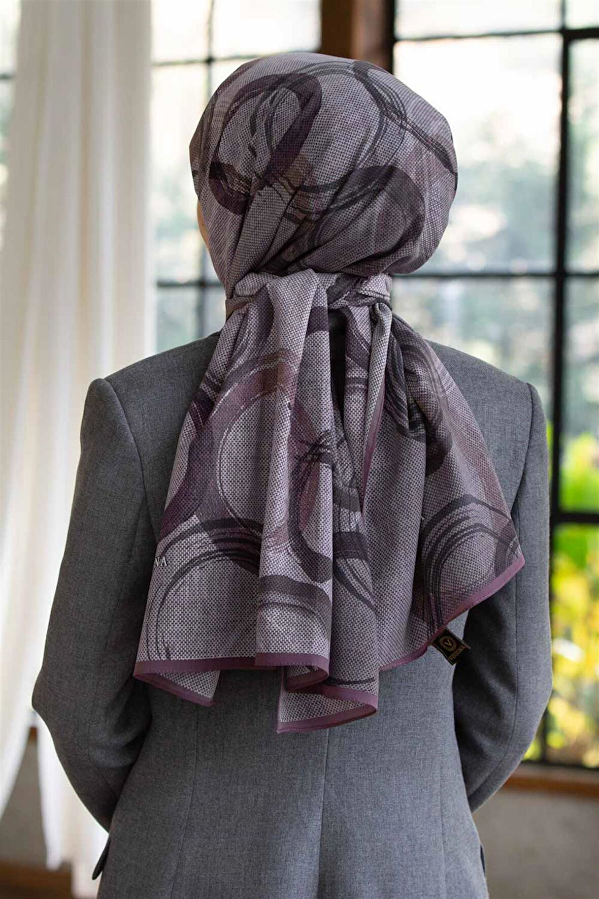 LÜKS MEDİNE GEOMETRİK DESENLİ PUDRA RENKLİ 75X195 KIRIŞMAZ ŞAL MOSS KREP DİKİŞ TİPİ İTALYAN DİKİŞLİ