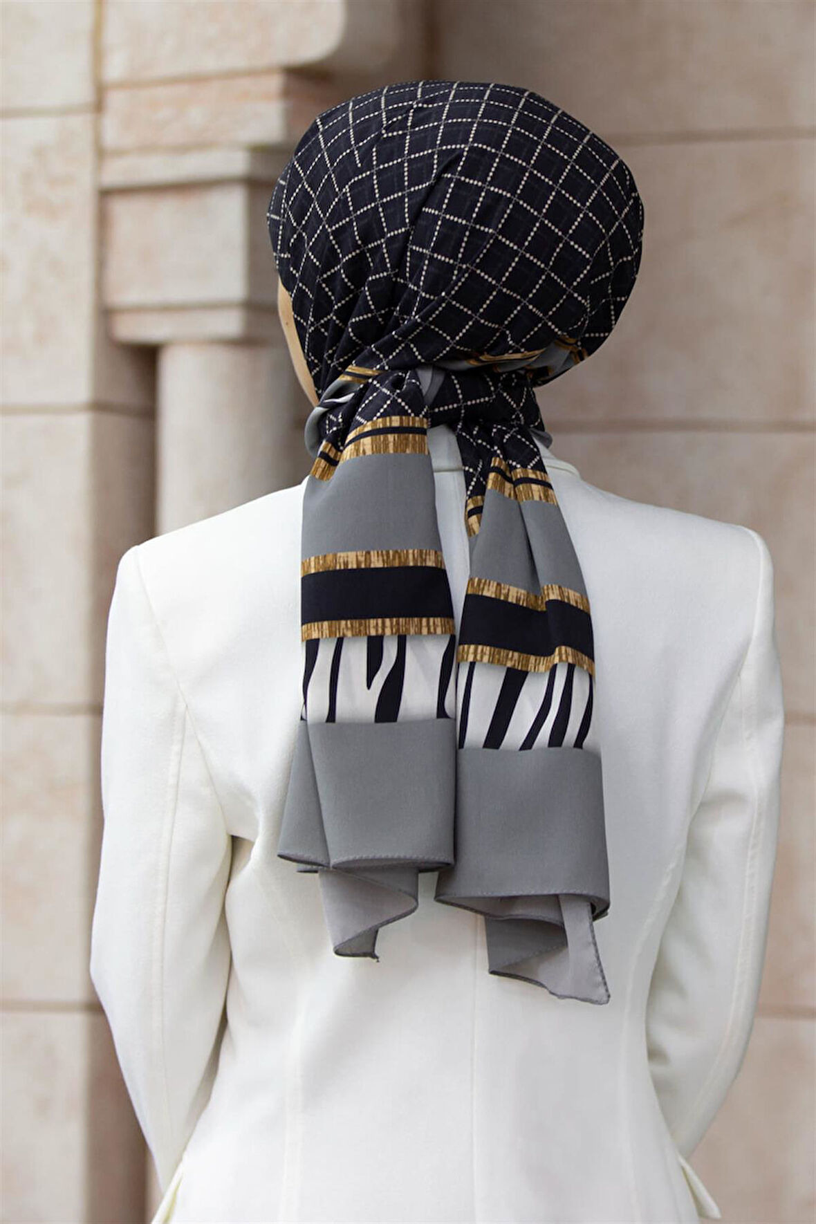 LÜKS MEDİNE ZEBRALI BAKLAVA DESENLİ GÜMÜŞ RENKLİ 75X195 KIRIŞMAZ ŞAL MOSS KREP DİKİŞ TİPİ İTALYAN DİKİŞLİ