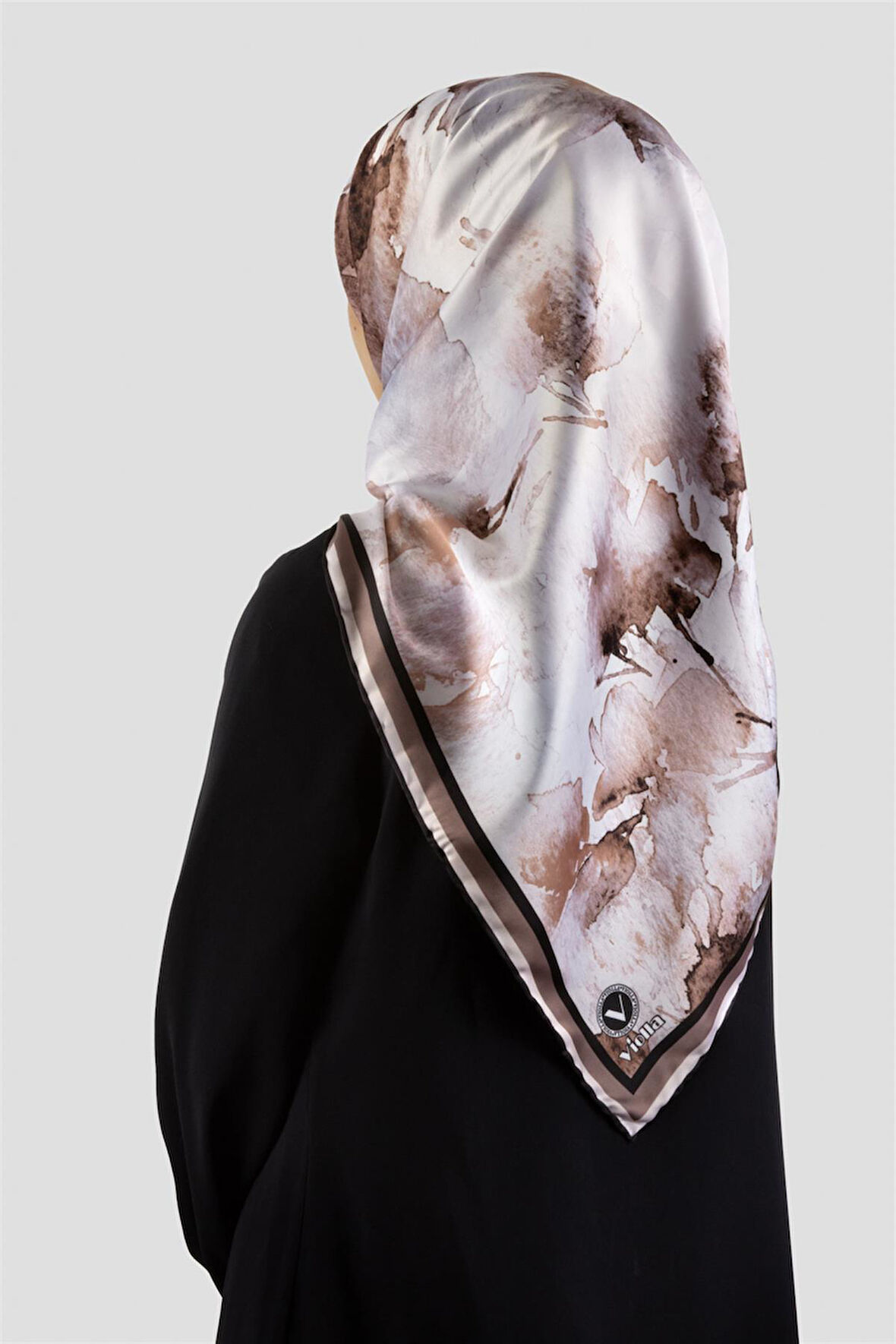 Rayon Sulu Boya Çiçek Desenli Bej Renkli 90x90 Dikim Şekli : El Dikişi Eşarp (İpek İçermez)