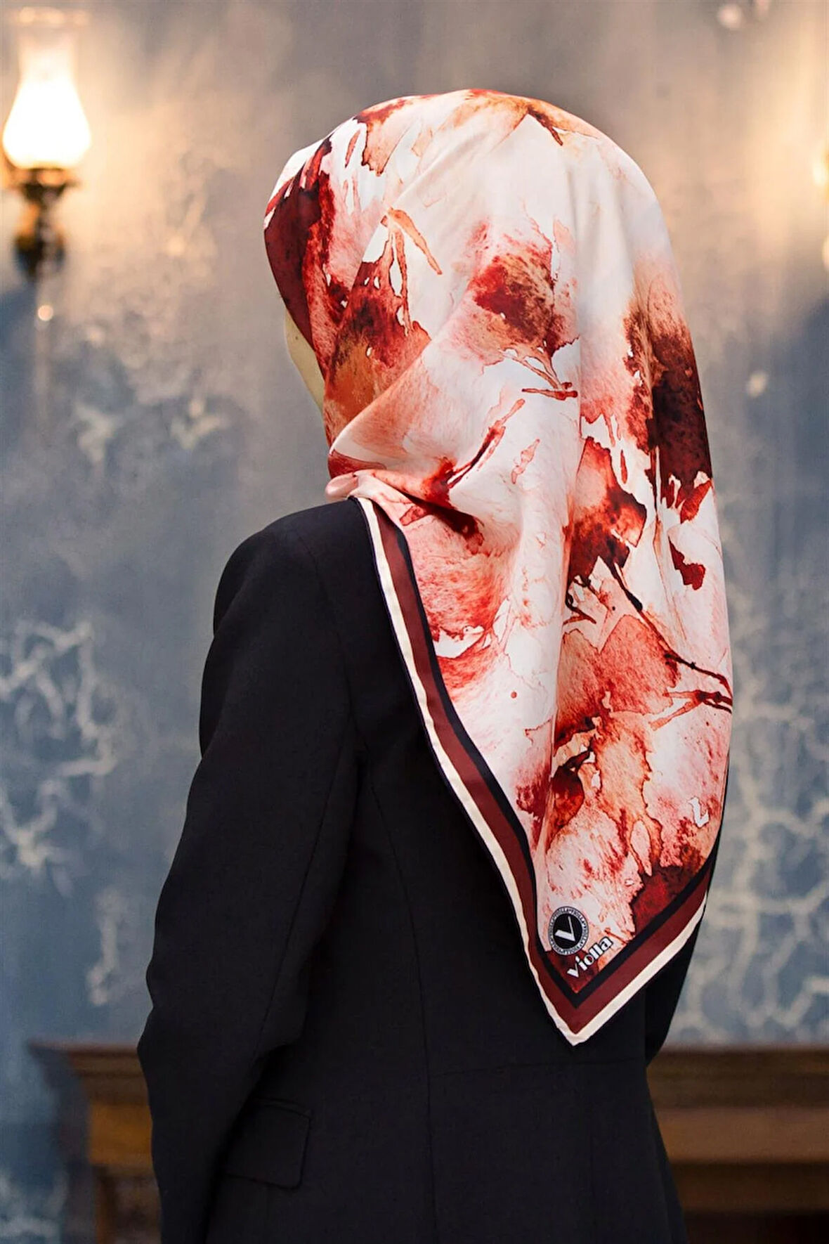 Rayon Sulu Boya Çiçek Desenli Bordo Renkli 90x90 Dikim Şekli : El Dikişi Eşarp (İpek İçermez)