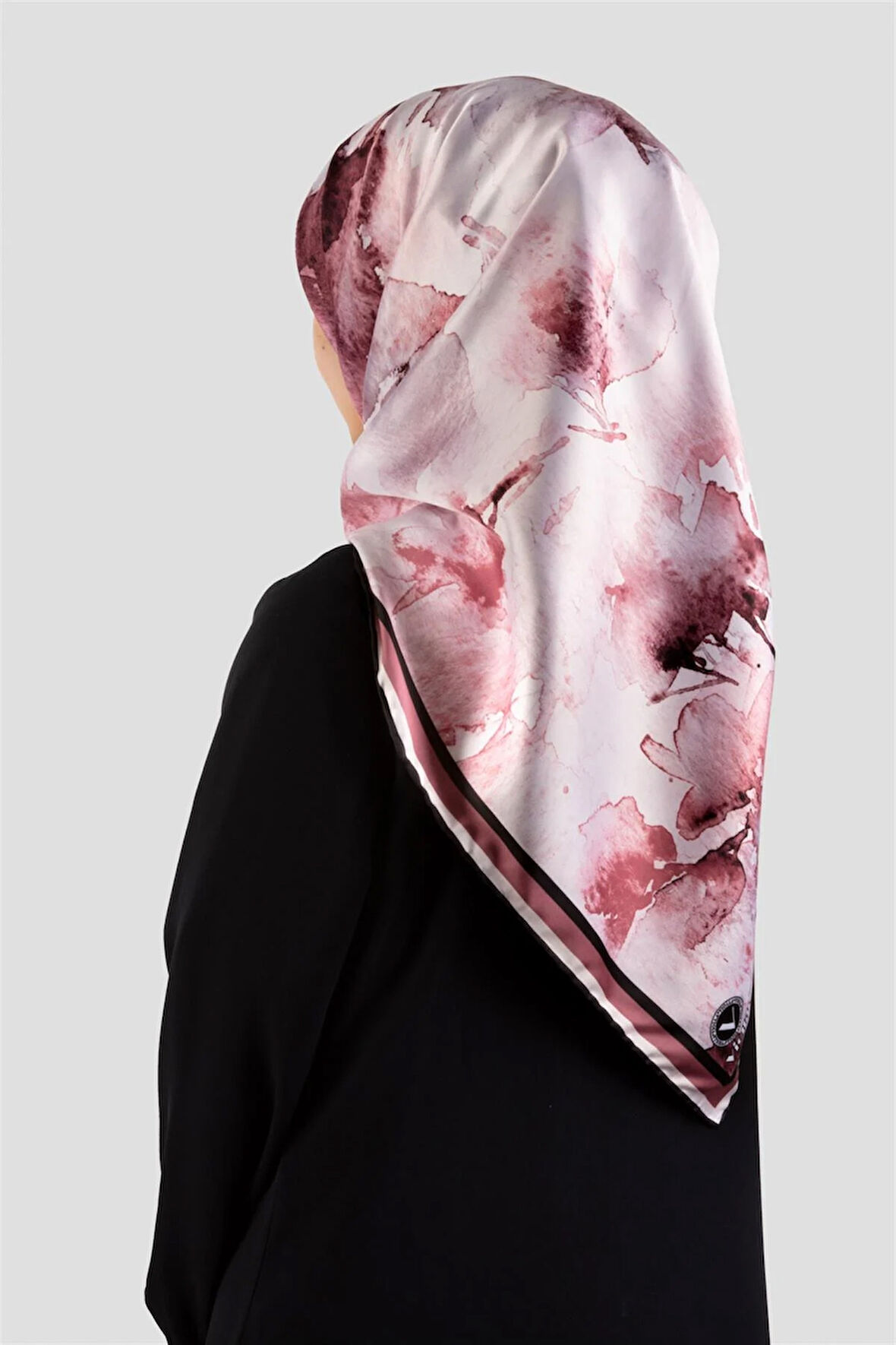 Rayon Sulu Boya Çiçek Desenli Pudra Renkli 90x90 Dikim Şekli : El Dikişi Eşarp (İpek İçermez)