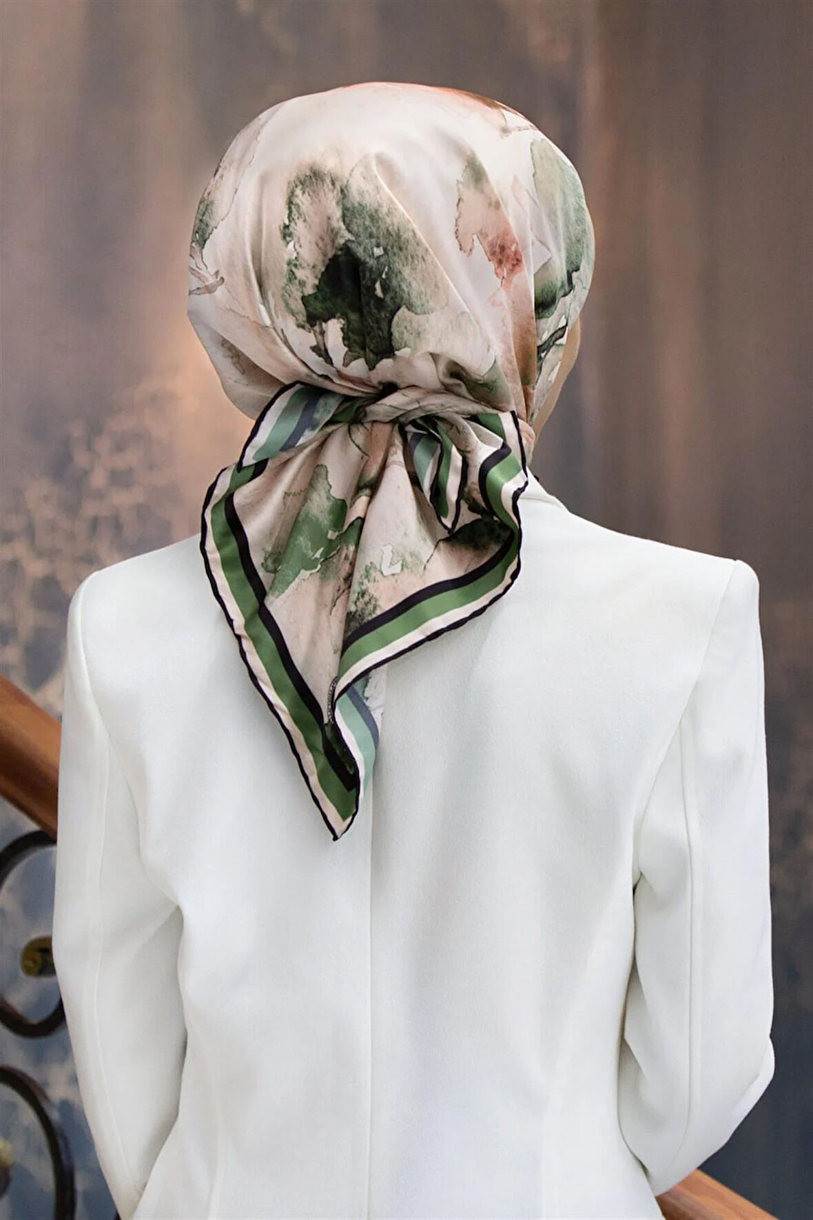 Rayon Sulu Boya Çiçek Desenli Koyu Mint Yeşili Renkli 90x90 Dikim Şekli : El Dikişi Eşarp (İpek İçermez)