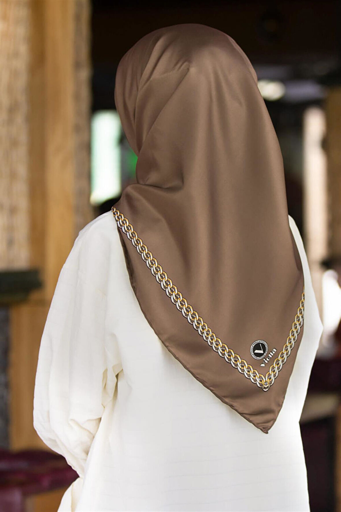 Twill Kenar Motifi Zincir Desenli Düz Vizon Renkli 90x90 Dikim Şekli : El Dikişi Eşarp (İpek İçermez)