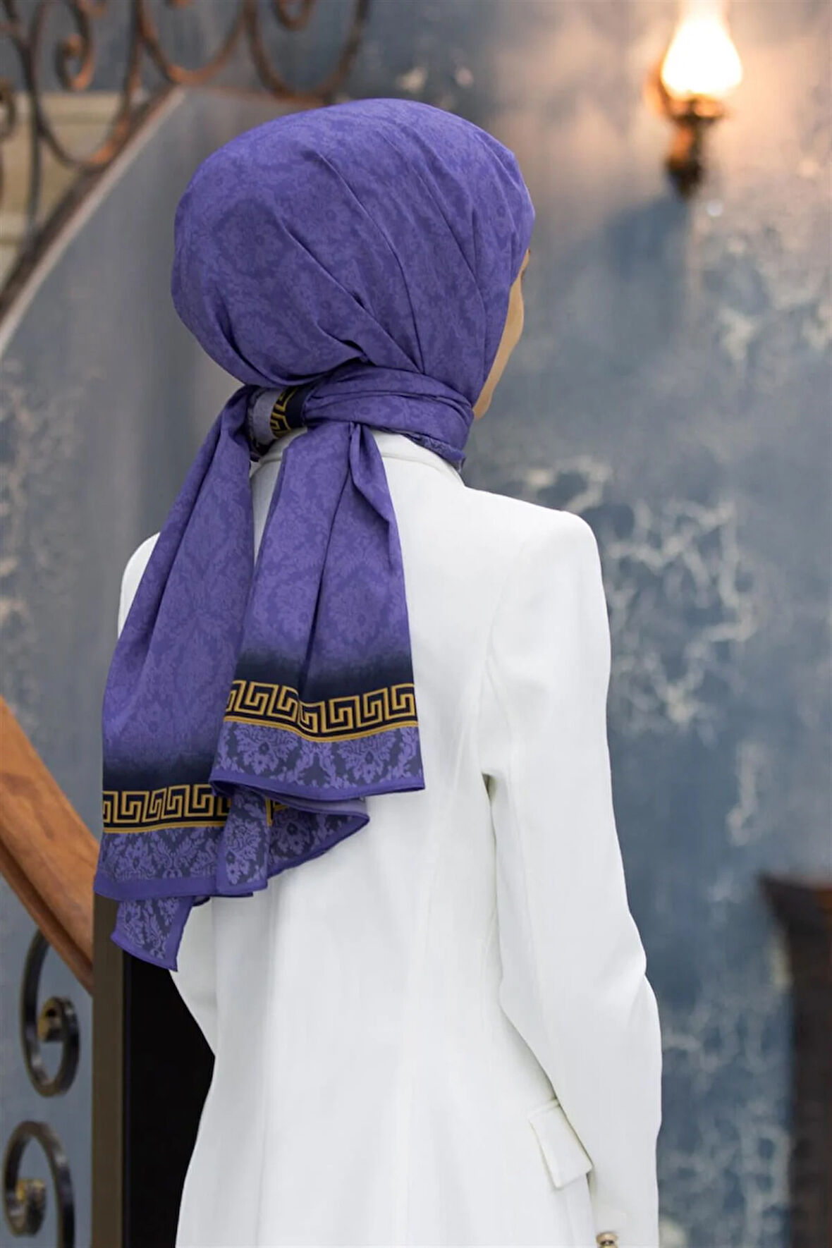 LÜKS MEDİNE İPEĞİ GOLD DETAYLI BAROK DESENLİ İNDİGO RENKLİ 75X195 KIRIŞMAZ ŞAL MOSS KREP DİKİŞ TİPİ İTALYAN DİKİŞLİ