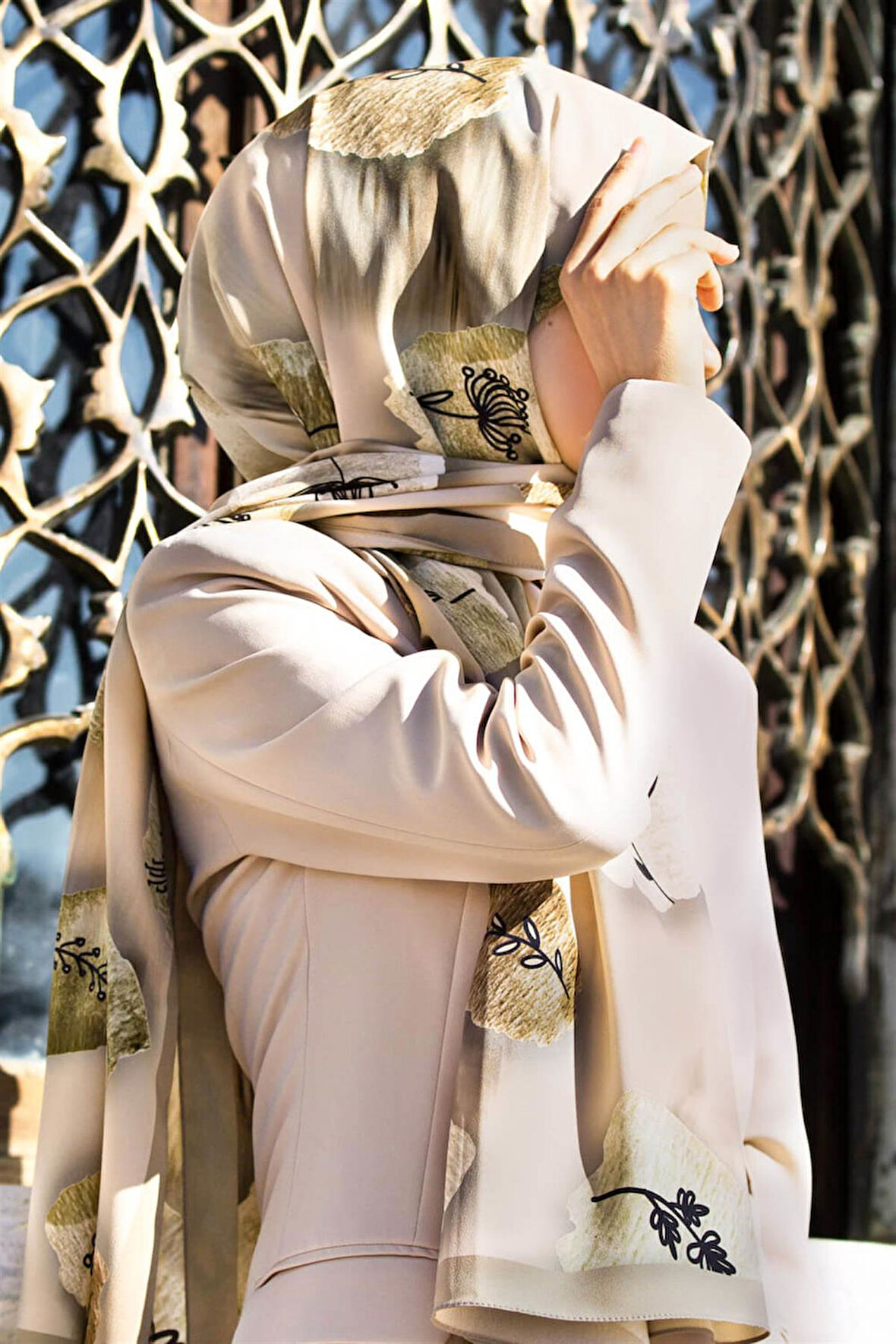 LÜKS MEDİNE İPEĞİ FIRÇA DOKULU ÇİZGİ ÇİÇEK DESENLİ BEJ - HAKİ YEŞİLİ RENKLİ 75X195 KIRIŞMAZ ŞAL MOSS KREP DİKİŞ TİPİ İTALYAN DİKİŞLİ