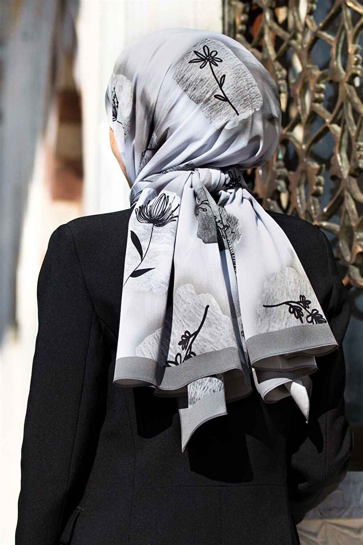 LÜKS MEDİNE İPEĞİ FIRÇA DOKULU ÇİZGİ ÇİÇEK DESENLİ GRİ RENKLİ 75X195 KIRIŞMAZ ŞAL MOSS KREP DİKİŞ TİPİ İTALYAN DİKİŞLİ