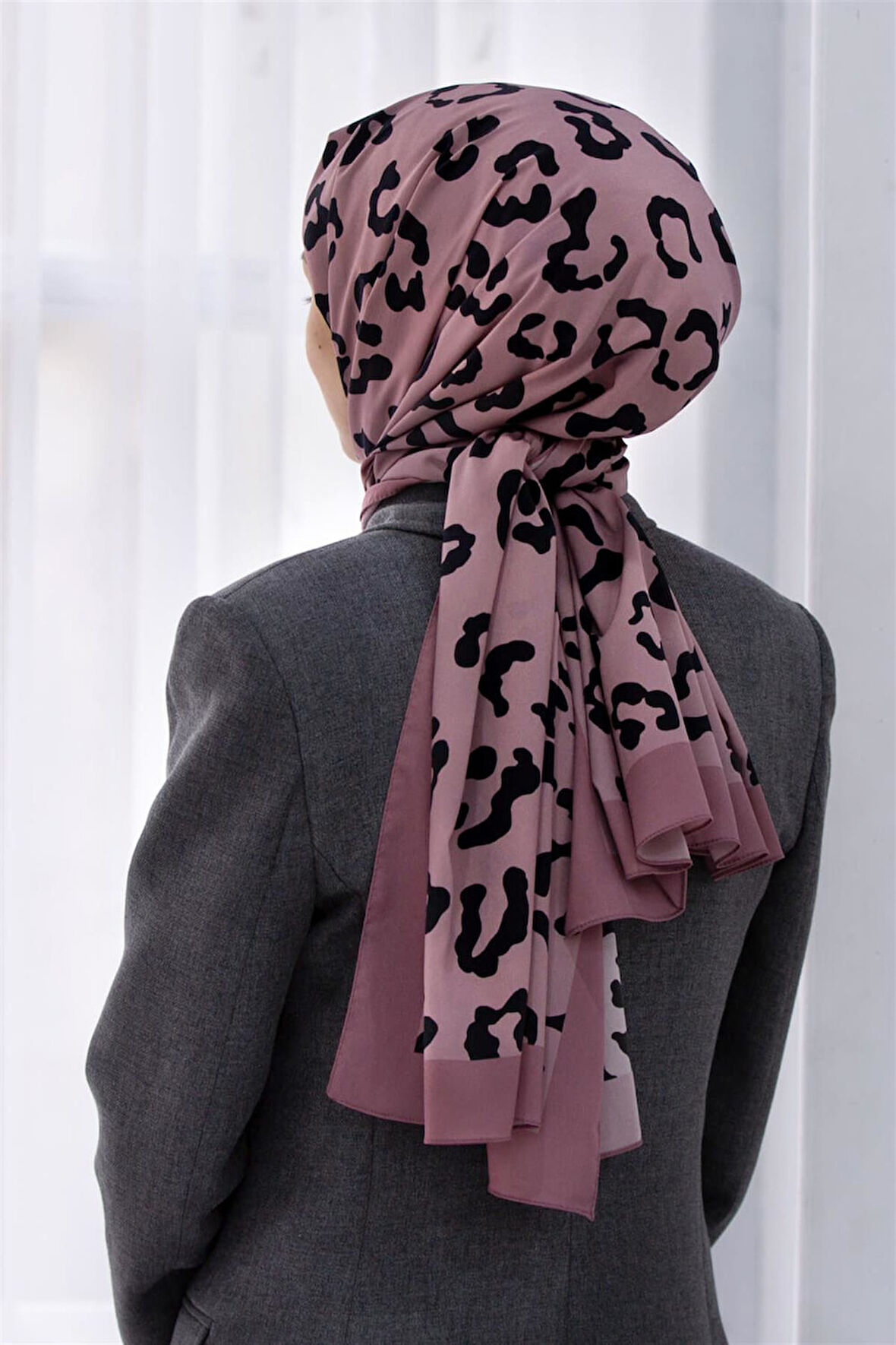 LÜKS MEDİNE İPEĞİ LEOPAR DESENLİ PUDRA RENKLİ 75X195 KIRIŞMAZ ŞAL MOSS KREP DİKİŞ TİPİ İTALYAN DİKİŞLİ