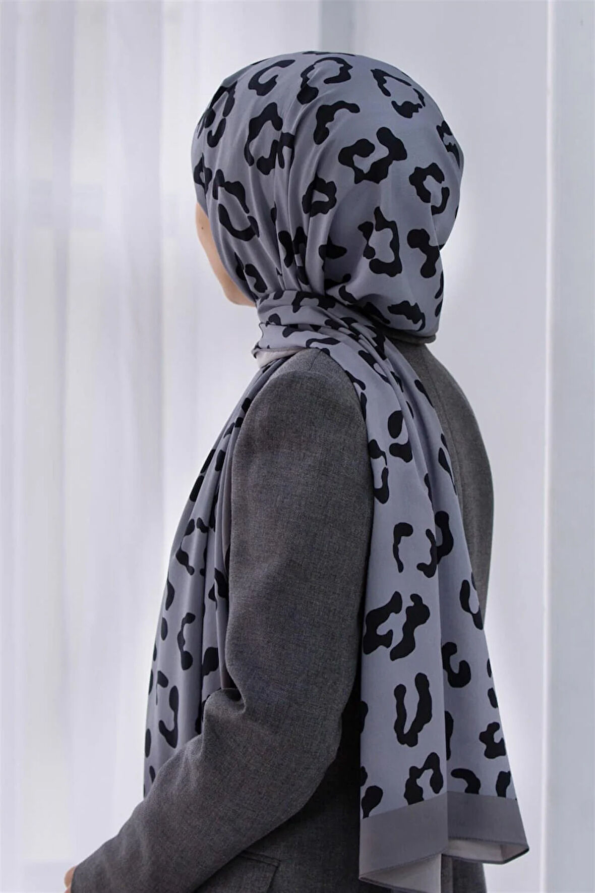 LÜKS MEDİNE İPEĞİ LEOPAR DESENLİ GÜMÜŞ RENKLİ 75X195 KIRIŞMAZ ŞAL MOSS KREP DİKİŞ TİPİ İTALYAN DİKİŞLİ