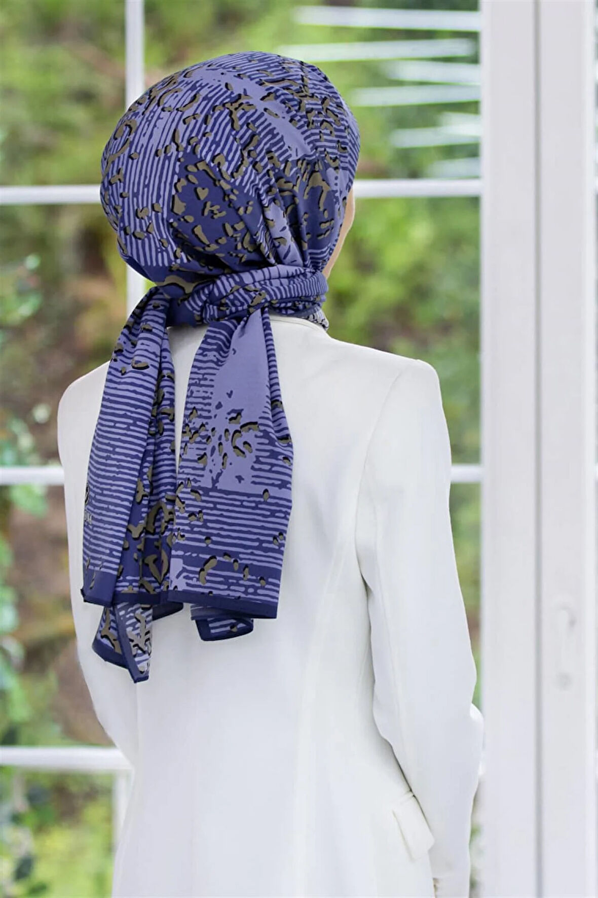 LÜKS MEDİNE İPEĞİ ESKİTME DESENLİ LACİVERT RENKLİ 75X195 KIRIŞMAZ ŞAL MOSS KREP DİKİŞ TİPİ İTALYAN DİKİŞLİ